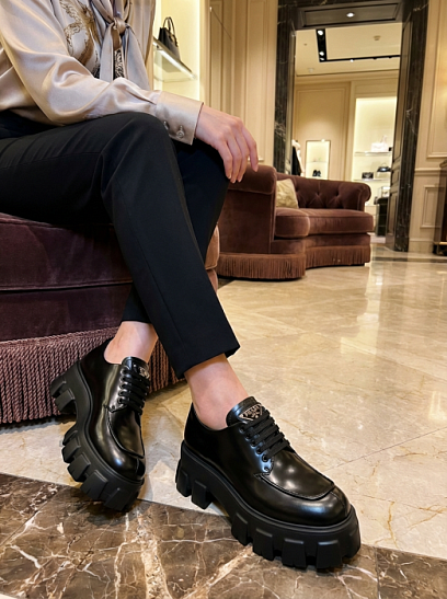 PRADA Женские лоферы на шнуровке