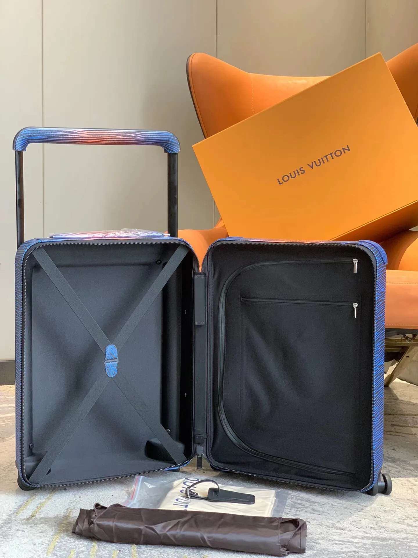 LOUIS VUITTON Чемодан Horizon 55 на колесах LOUIS VUITTON Чемодан Horizon 55 на колесах