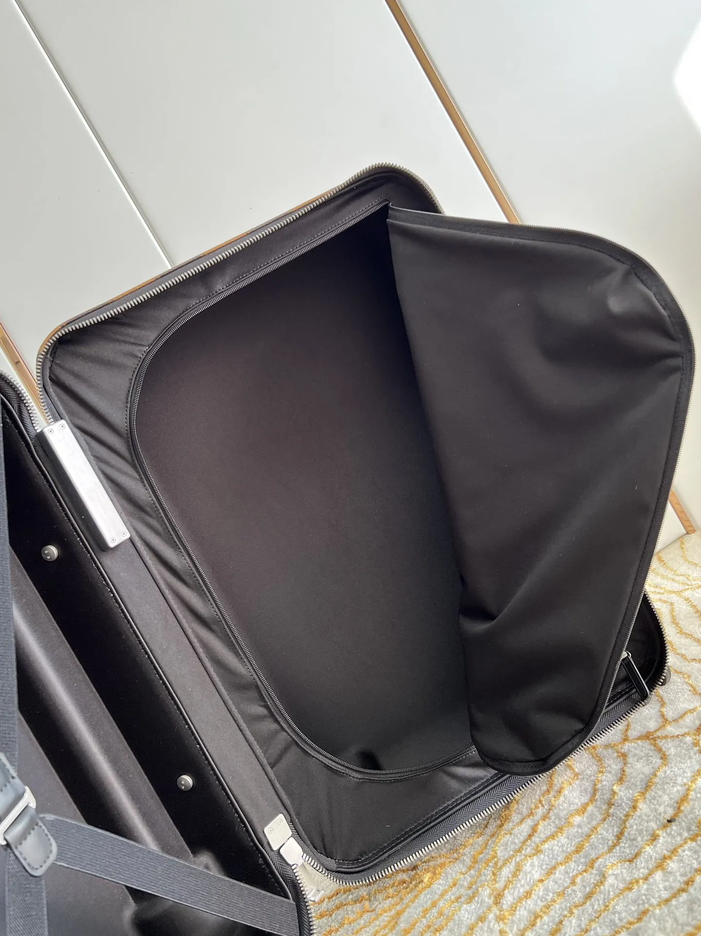 LOUIS VUITTON Чемодан Horizon Trolley Cover LOUIS VUITTON Чемодан Horizon Trolley Cover