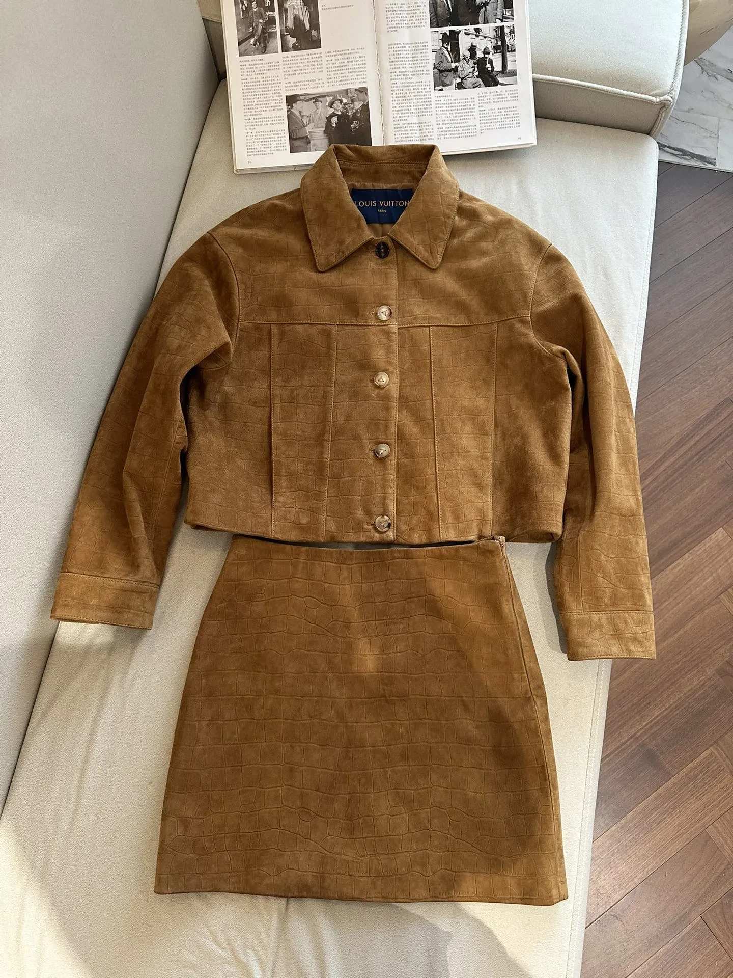 LOUIS VUITTON Женский костюм из замши LOUIS VUITTON Женский костюм из замши