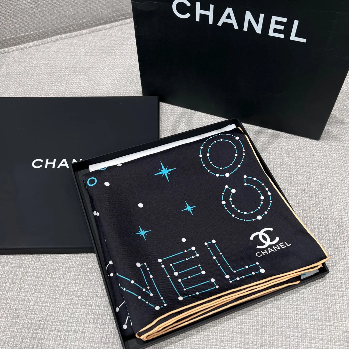 CHANEL Женский платок шёлк