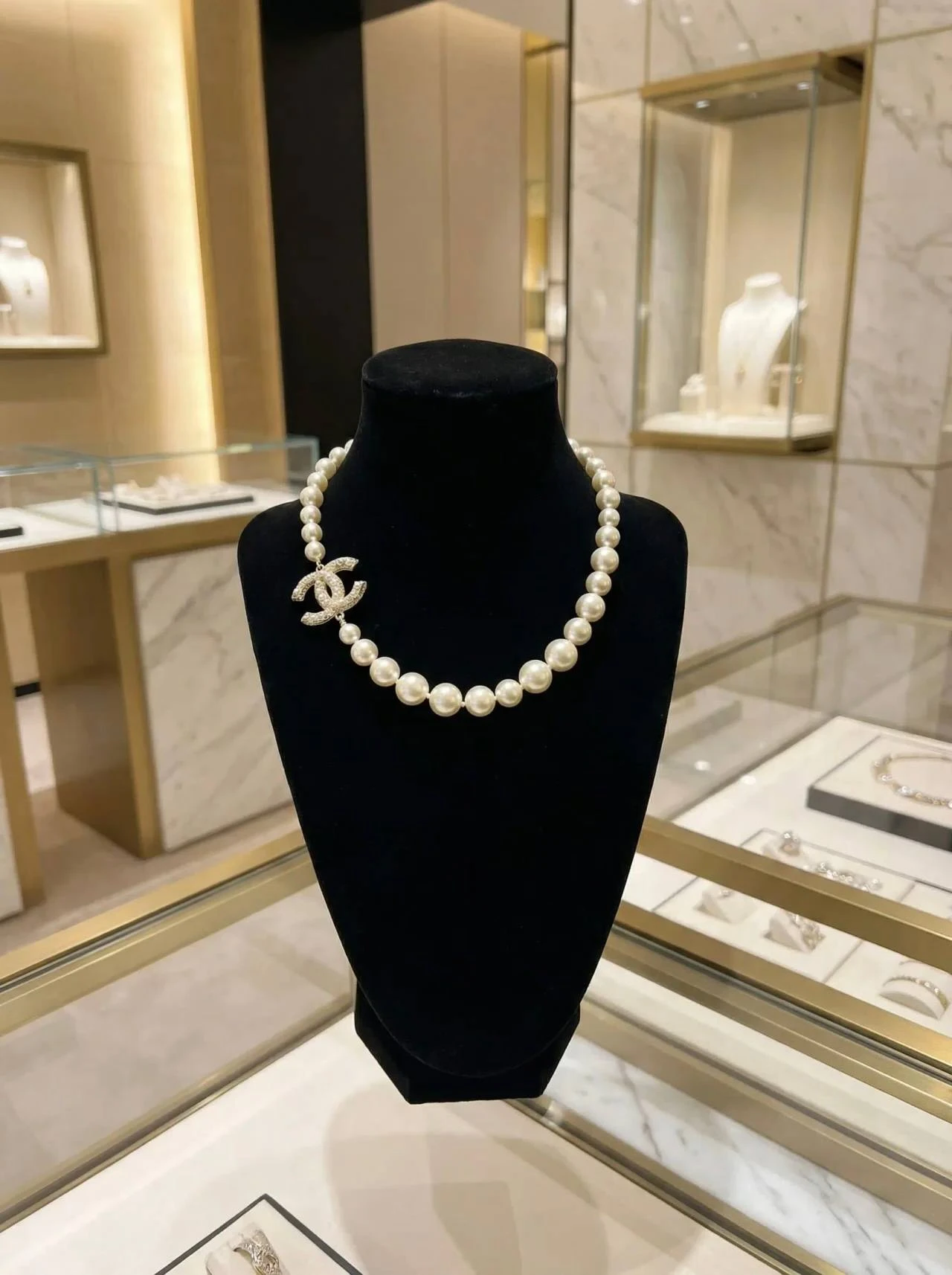 CHANEL Женское колье из латуни и жемчуга CHANEL Женское колье из латуни и жемчуга