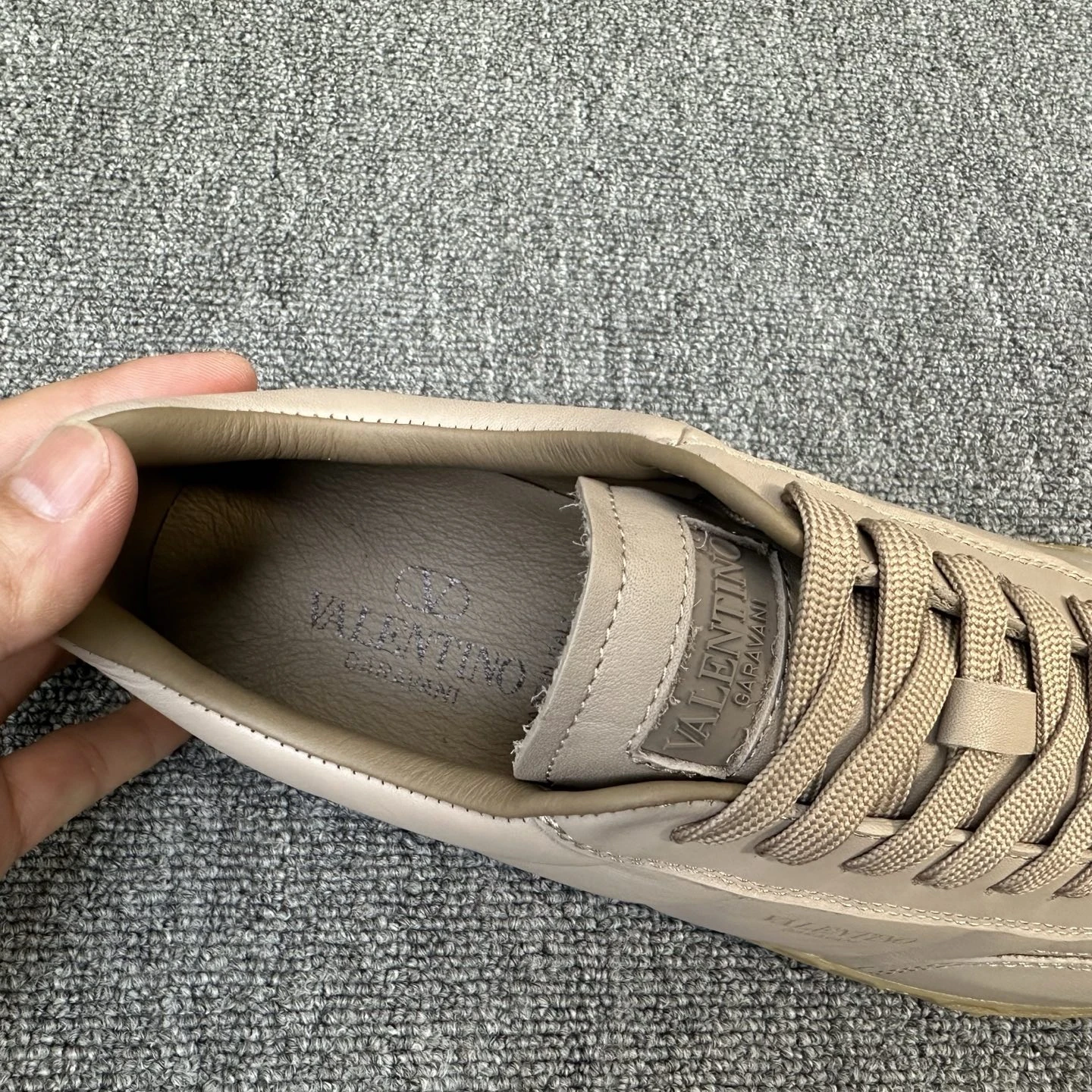 VALENTINO Мужские кроссовки из телячьей кожи VALENTINO Мужские кроссовки из телячьей кожи