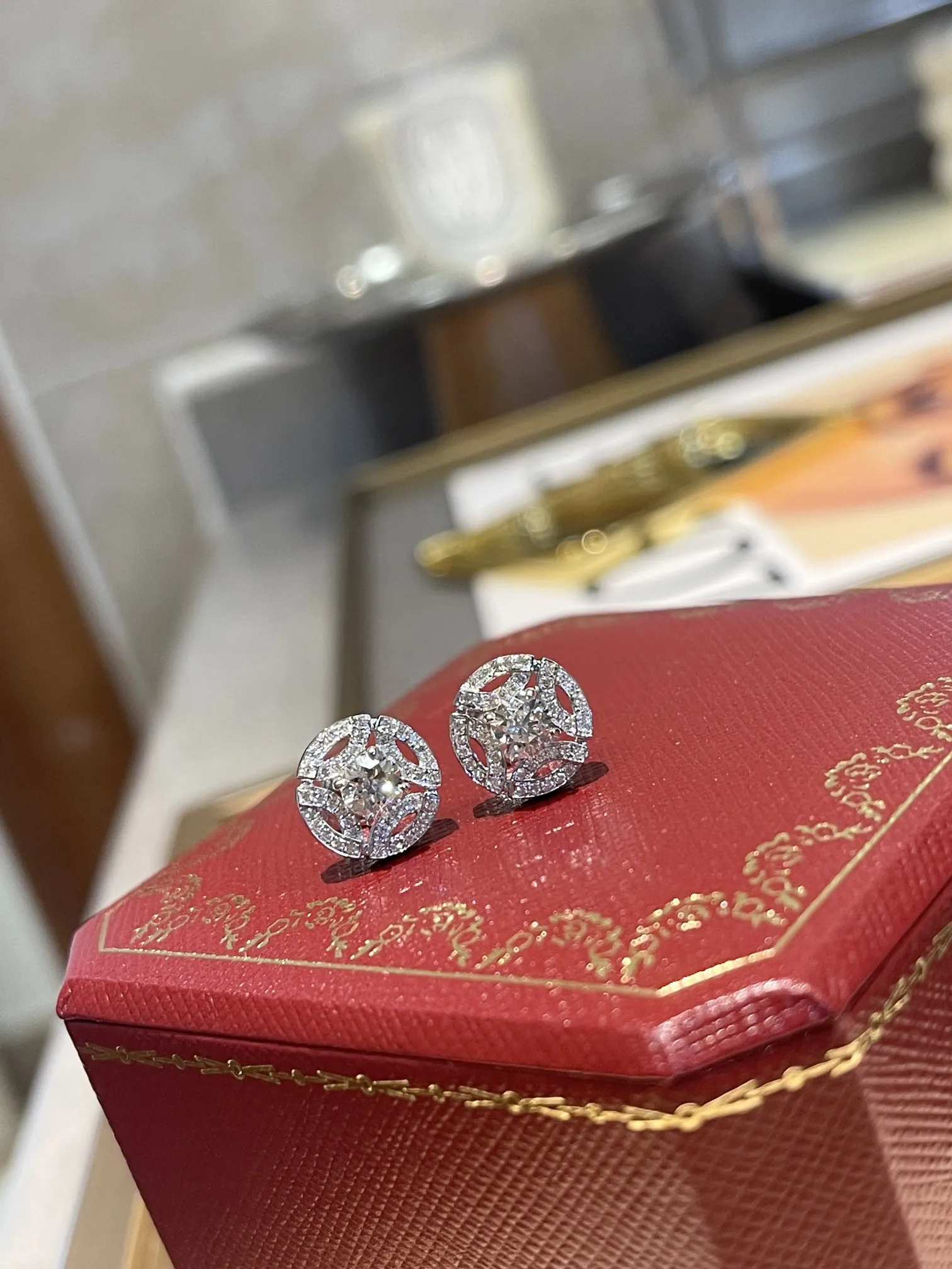 CARTIER Серьги гвоздики из белого золота и бриллиантов CARTIER Серьги гвоздики из белого золота и бриллиантов