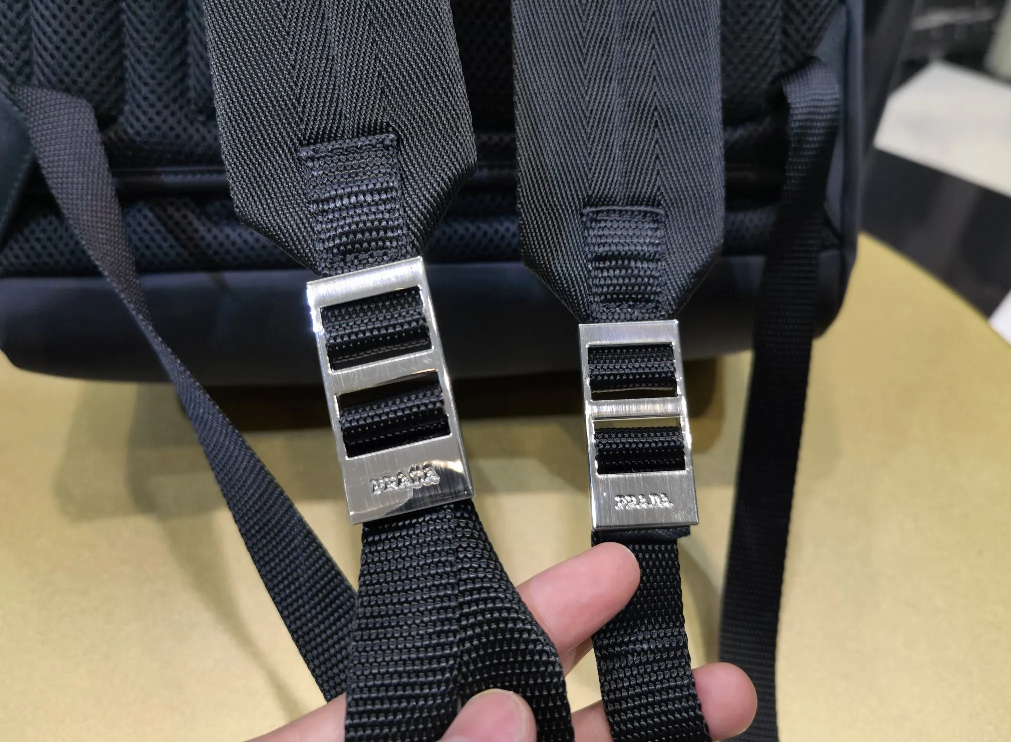 PRADA Мужской рюкзак 2VZ048 из телячьей кожи PRADA Мужской рюкзак 2VZ048 из телячьей кожи