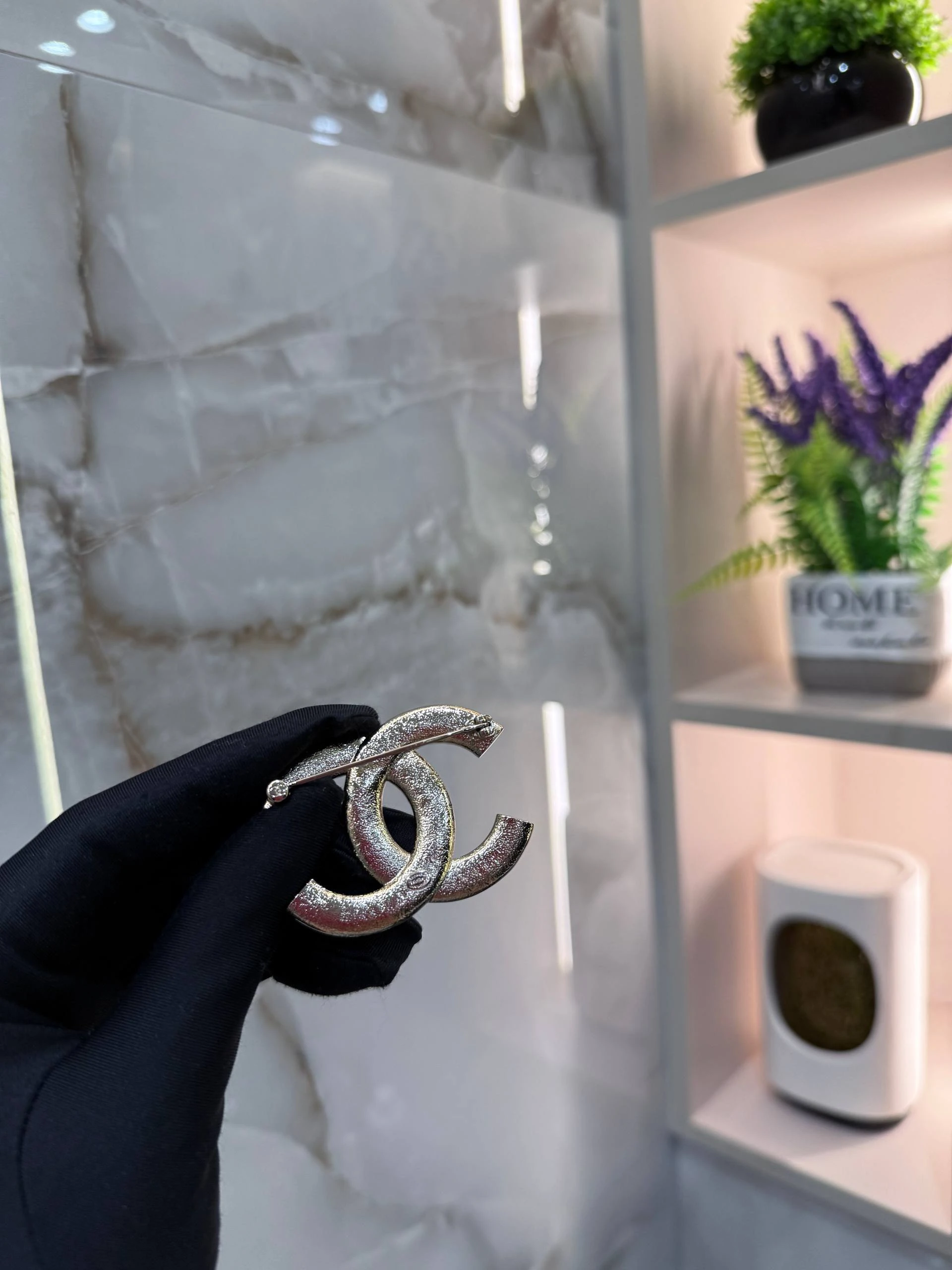 CHANEL Женская брошь из латуни CHANEL Женская брошь из латуни