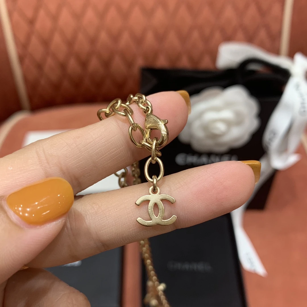 CHANEL Женское колье с золотистой цепочкой CHANEL Женское колье с золотистой цепочкой