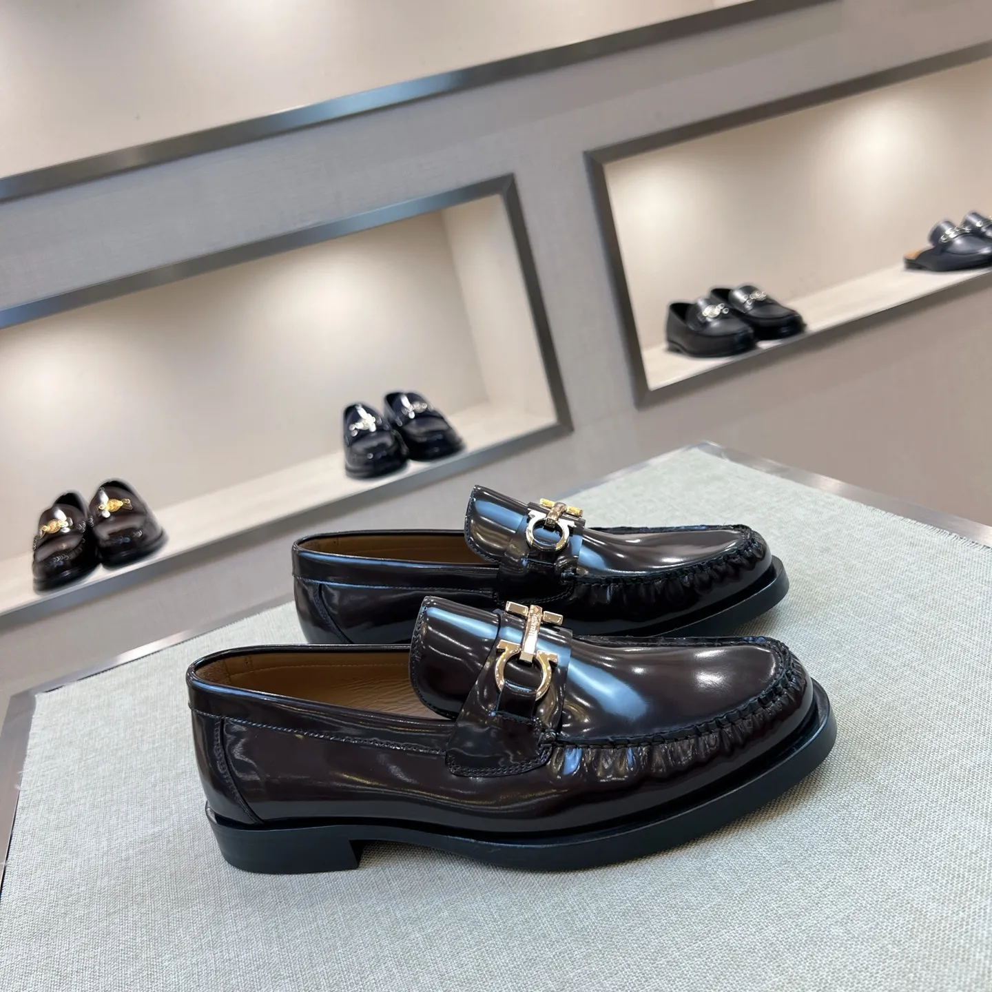 SALVATORE FERRAGAMO Мужские лоферы коровья кожа