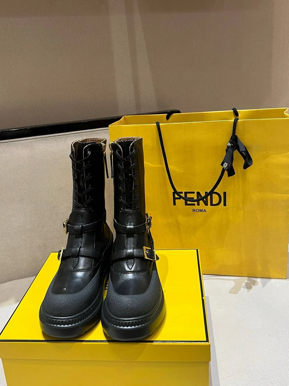 FENDI Женские ботинки черные с массивной подошвой FENDI Женские ботинки черные с массивной подошвой