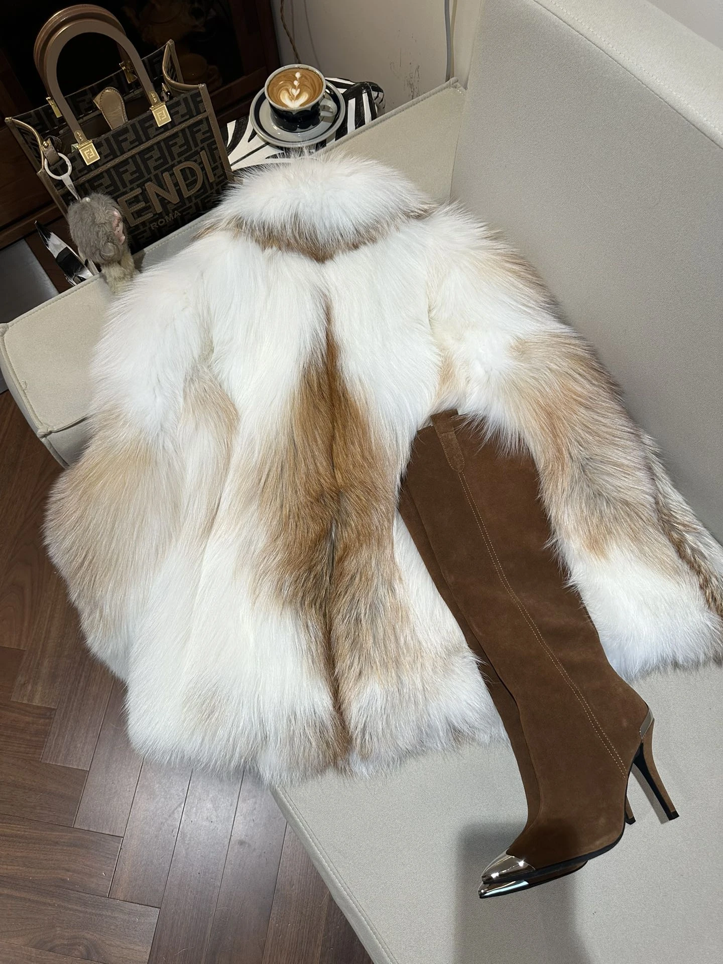 FENDI Женская шуба из меха лисы FENDI Женская шуба из меха лисы