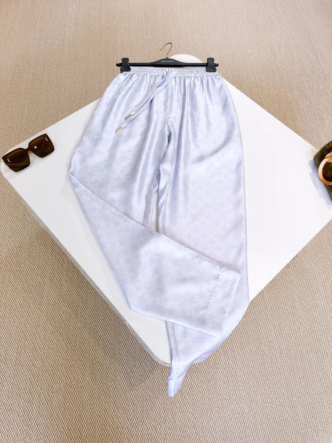 LOUIS VUITTON Женские брюки из шелка LOUIS VUITTON Женские брюки из шелка