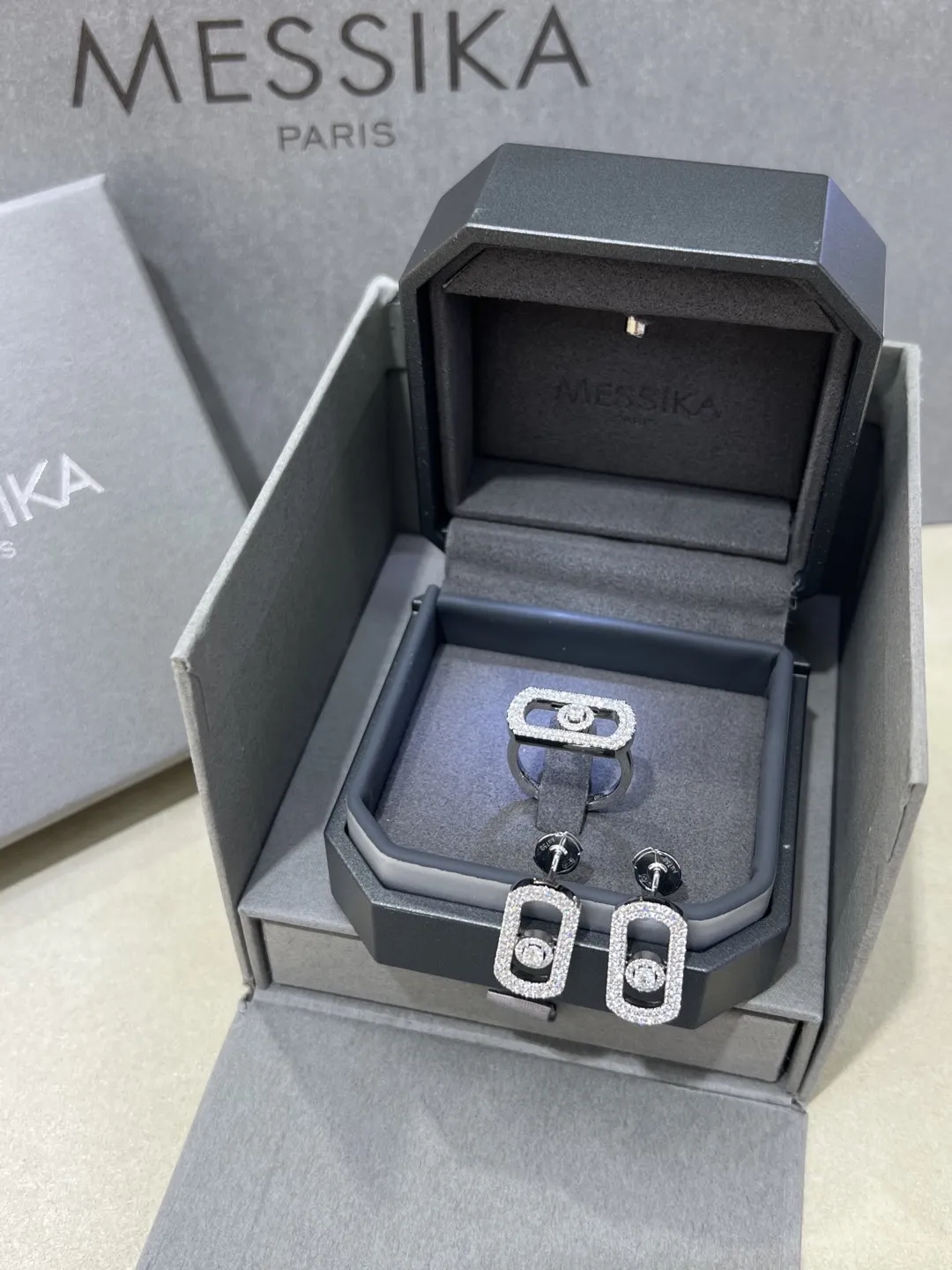 MESSIKA Женское кольцо So Move белое золото с бриллиантами MESSIKA Женское кольцо So Move белое золото с бриллиантами