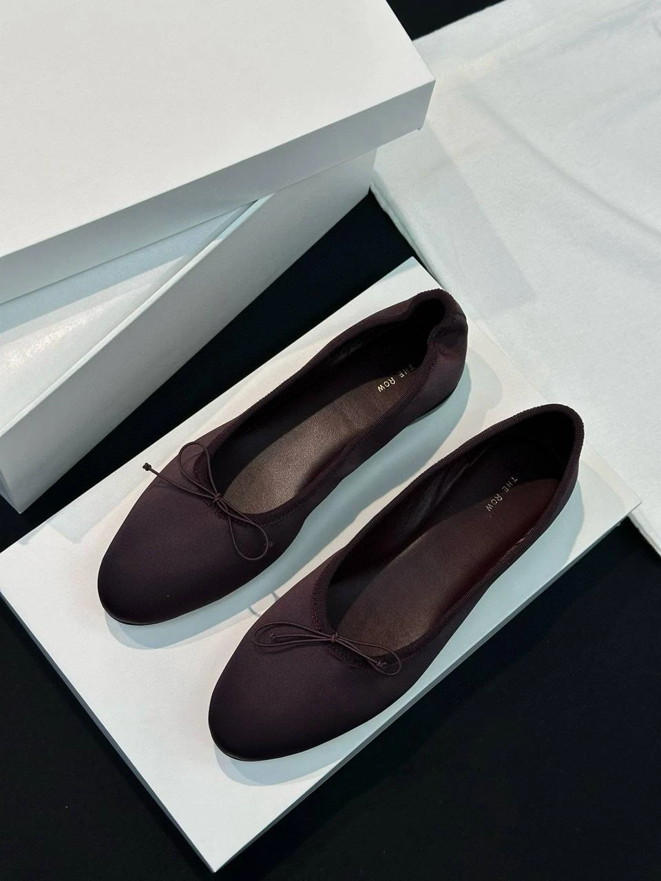 THE ROW Атласные балетки