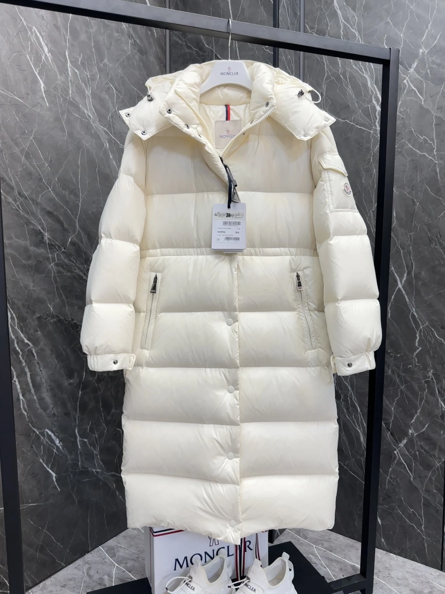 MONCLER Женский пуховик Cavettaz MONCLER Женский пуховик Cavettaz