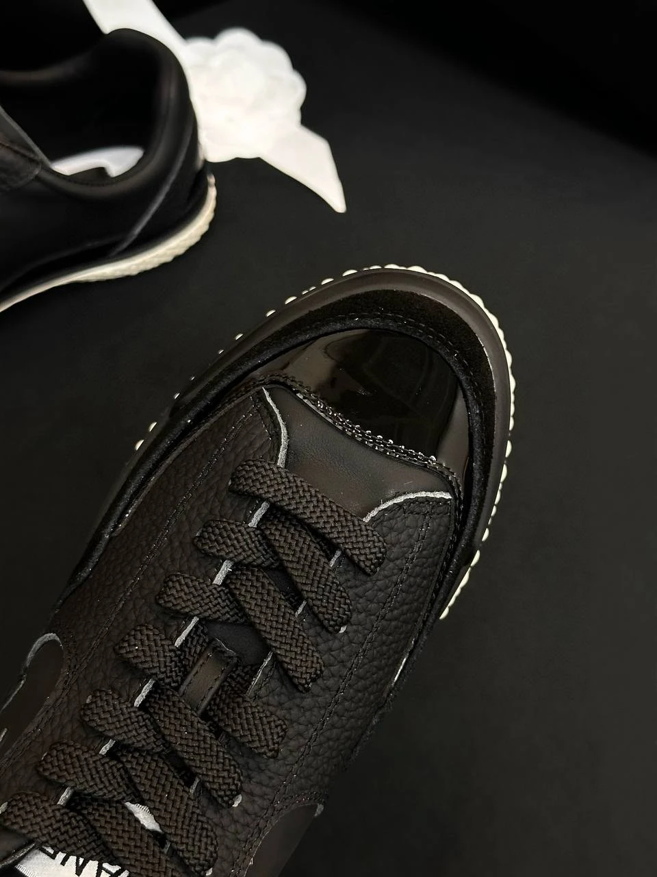 CHANEL Женские кроссовки из овечьей кожи