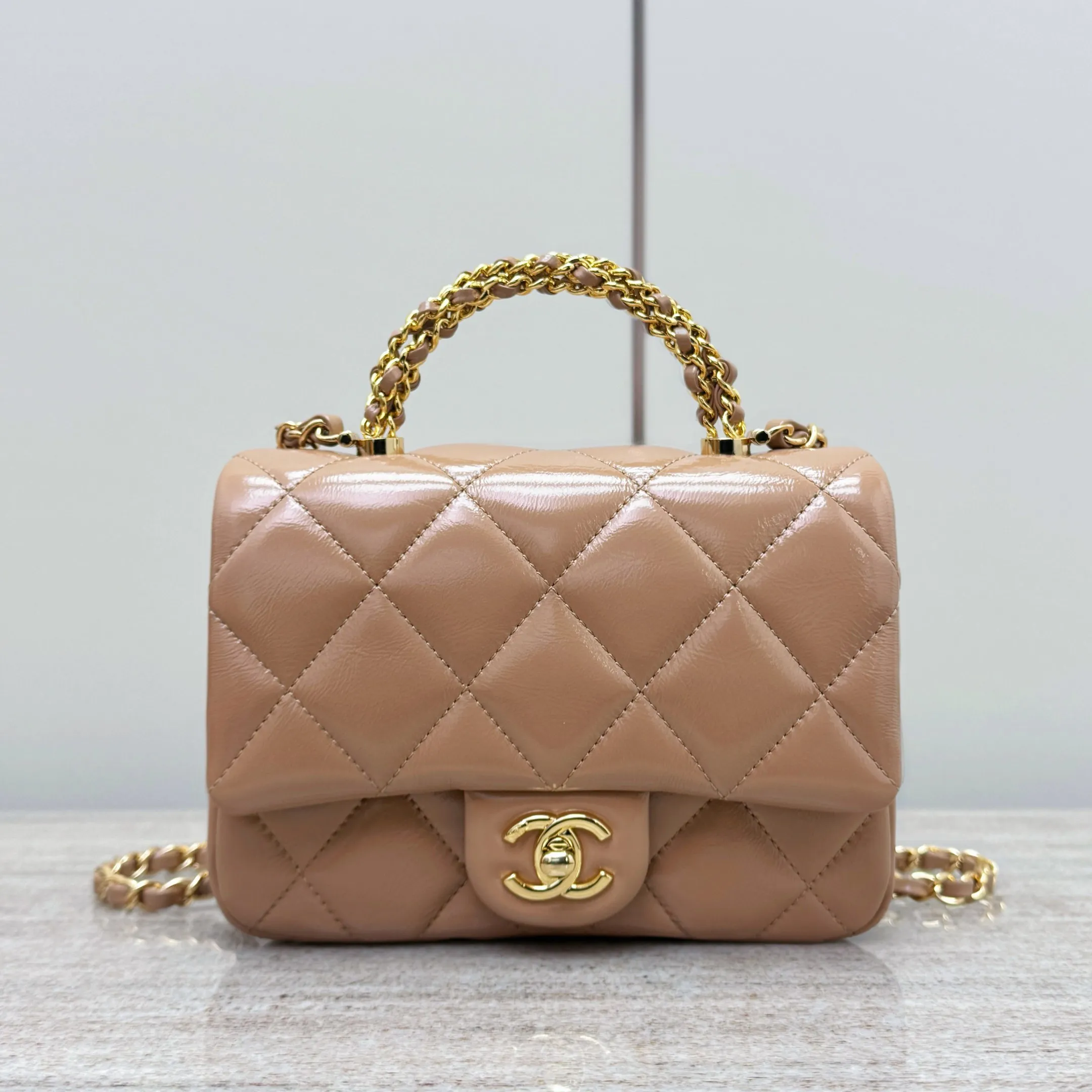 CHANEL Женская сумка 24B с ручкой-цепочкой