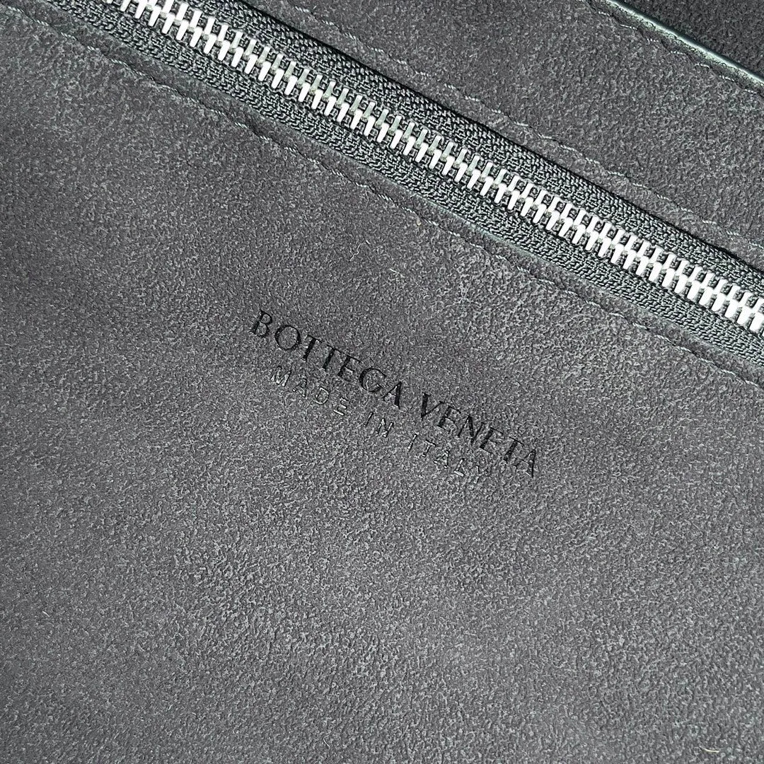 BOTTEGA VENETA Мужской Портфель с ремнем