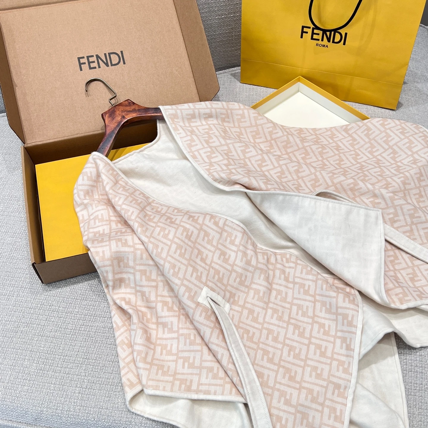 FENDI Женское пончо с поясом FENDI Женское пончо с поясом