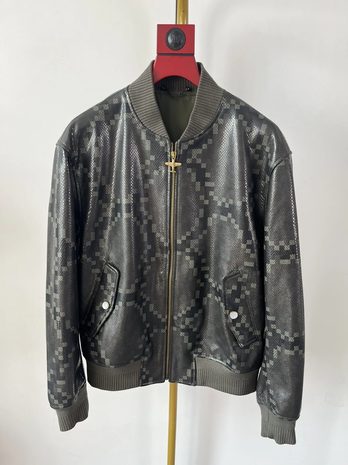 LOUIS VUITTON Мужской кожаный бомбер LOUIS VUITTON Мужской кожаный бомбер