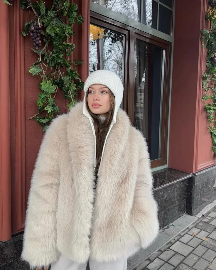 THE ROW Женская шуба из овчины бежевая THE ROW Женская шуба из овчины бежевая