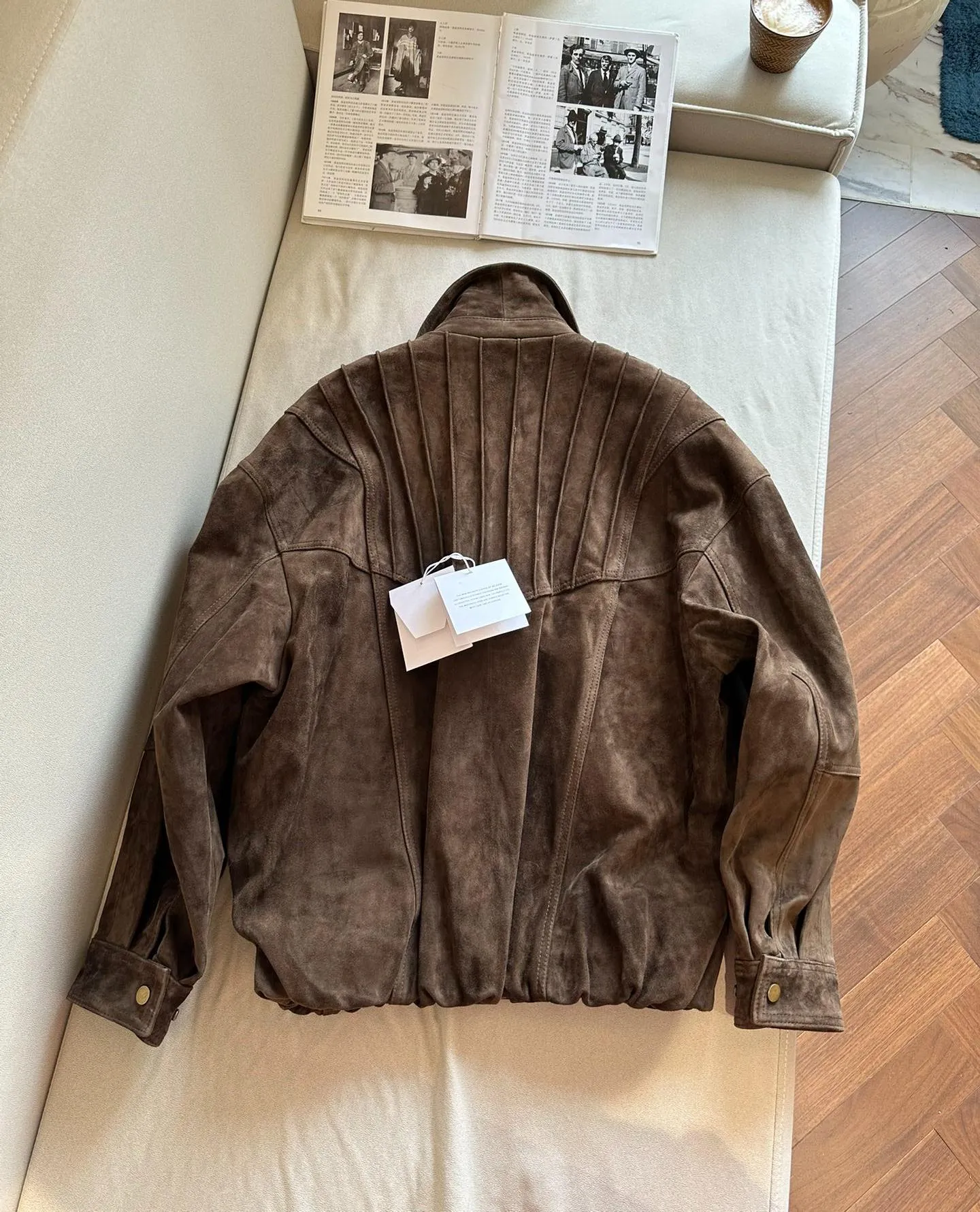 THE ROW Женская куртка из замши свободного кроя бежевая