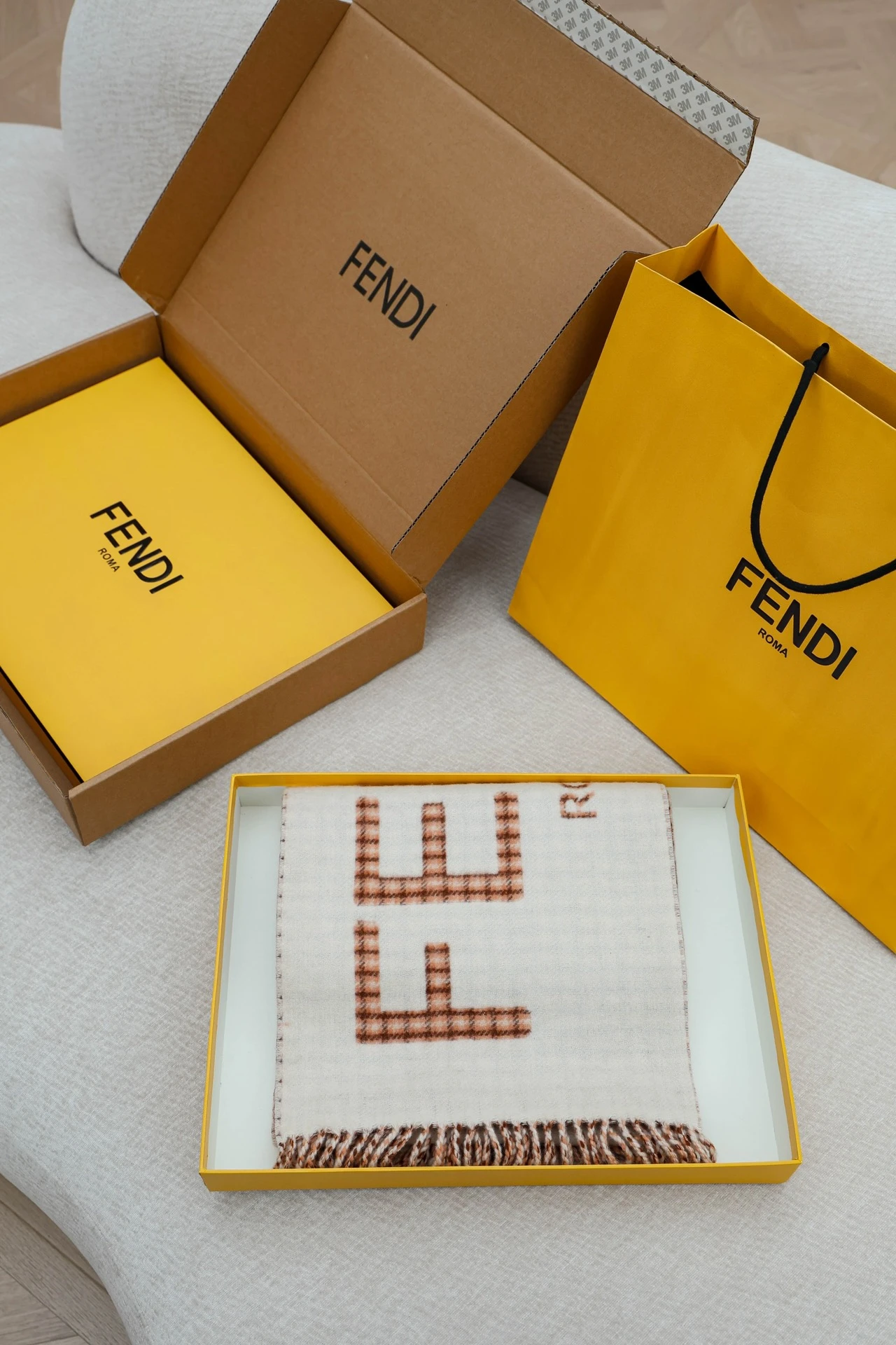 FENDI Женский шарф из кашемира FENDI Женский шарф из кашемира