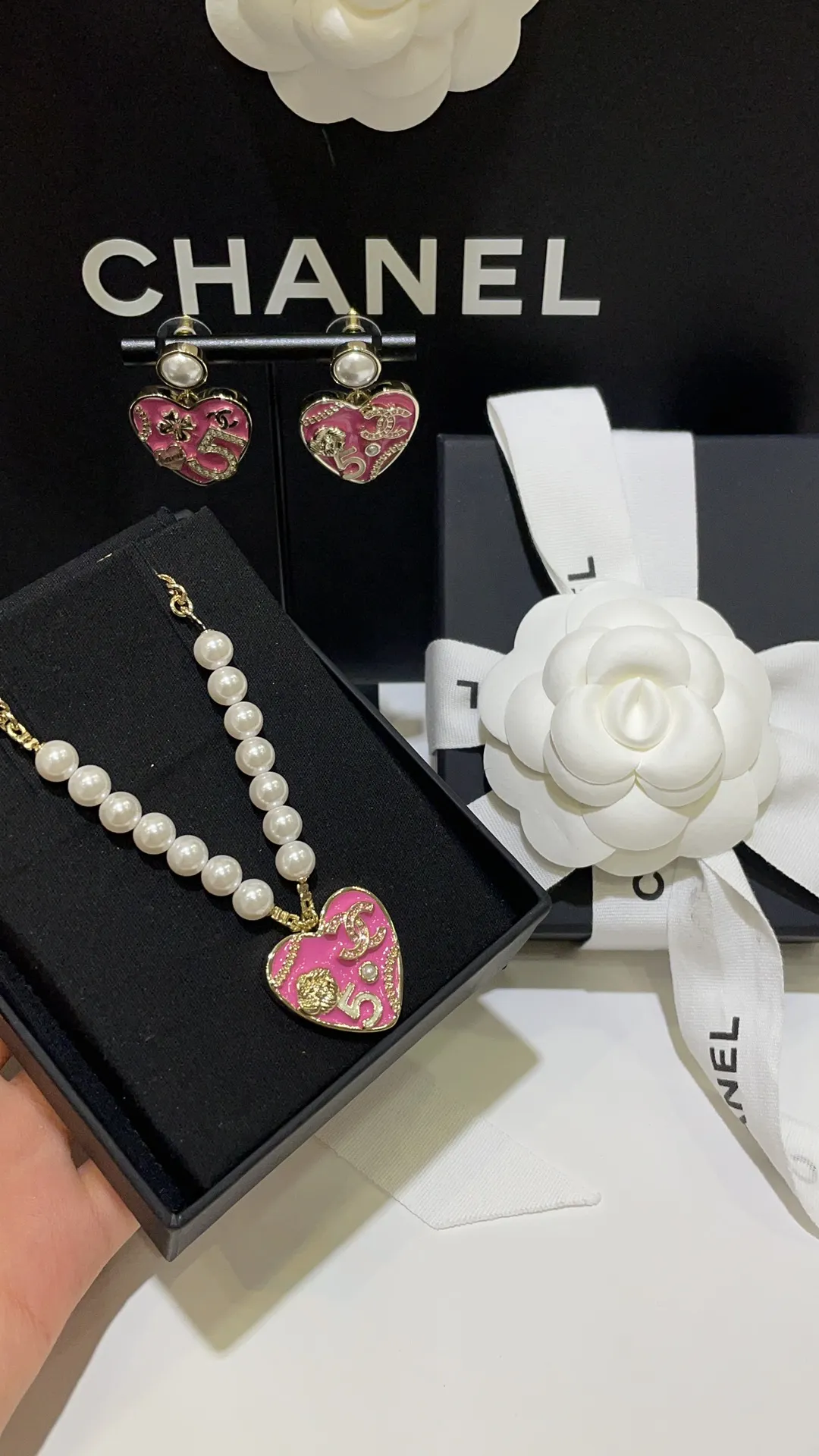 CHANEL Женское колье сердце с эмалью 24S CHANEL Женское колье сердце с эмалью 24S