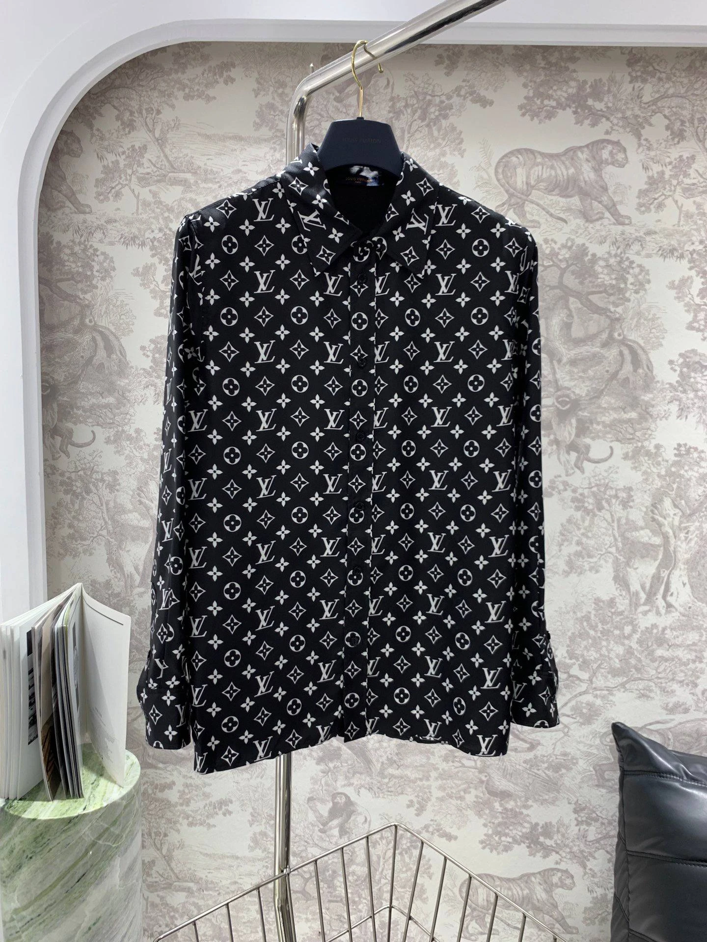 LOUIS VUITTON Женская рубашка чёрная с контрастным белым повторяющимся мотивом Monogram LOUIS VUITTON Женская рубашка чёрная с контрастным белым повторяющимся мотивом Monogram