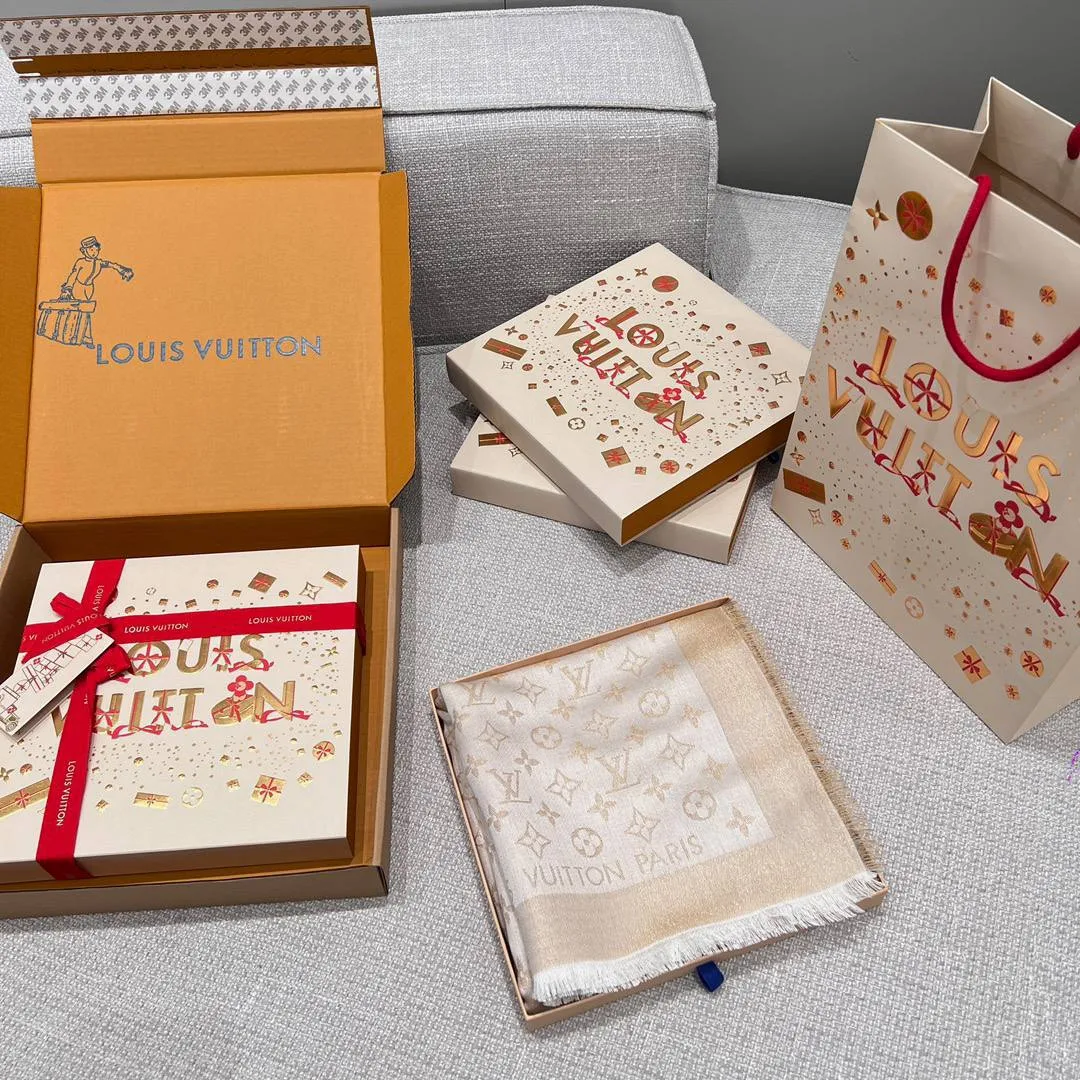 LOUIS VUITTON Женский платок из шелка LOUIS VUITTON Женский платок из шелка