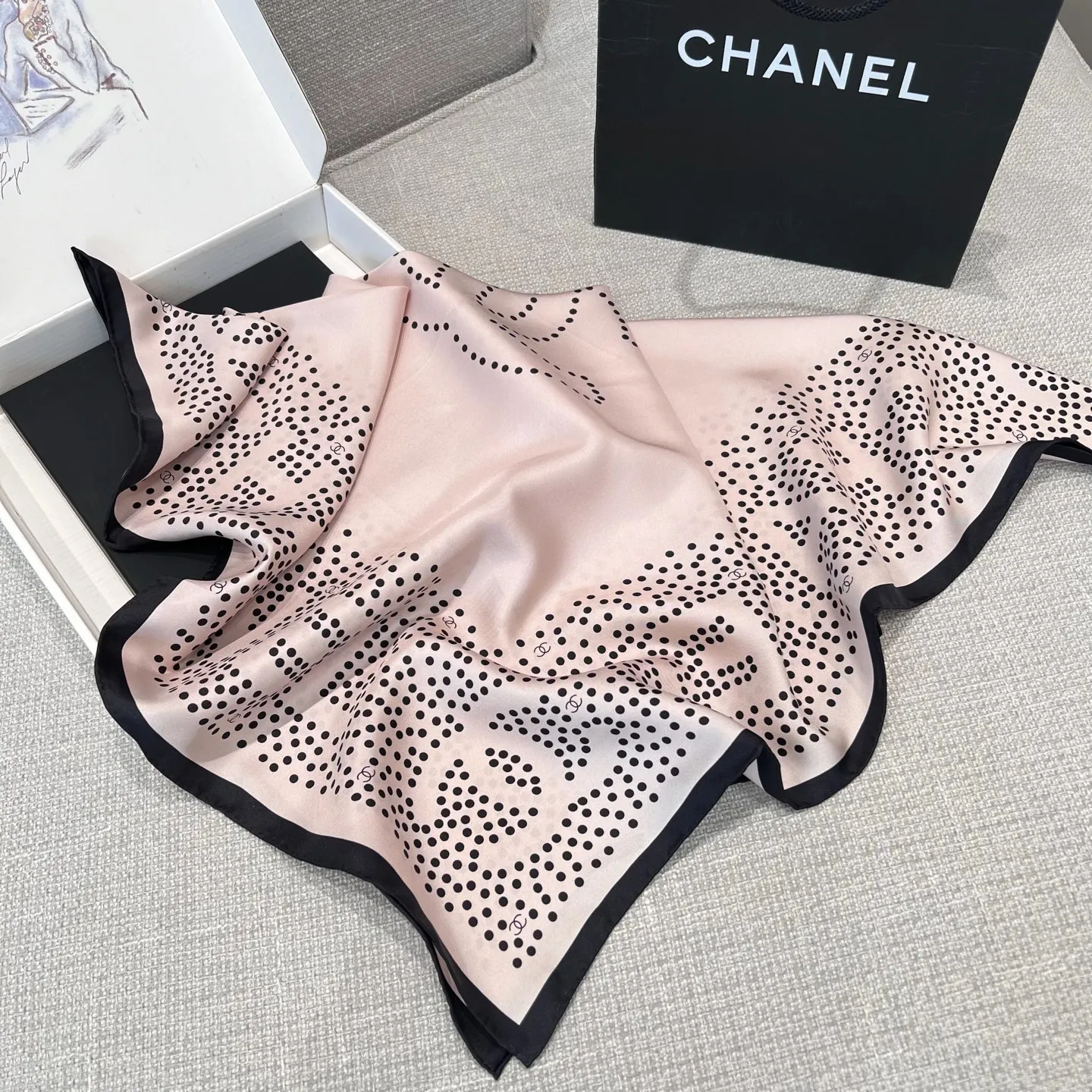 CHANEL Женский платок шёлк CHANEL Женский платок шёлк