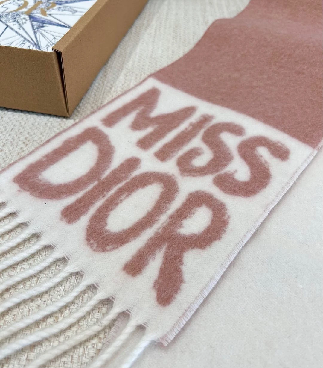 CHRISTIAN DIOR Женский шарф из кашемира CHRISTIAN DIOR Женский шарф из кашемира