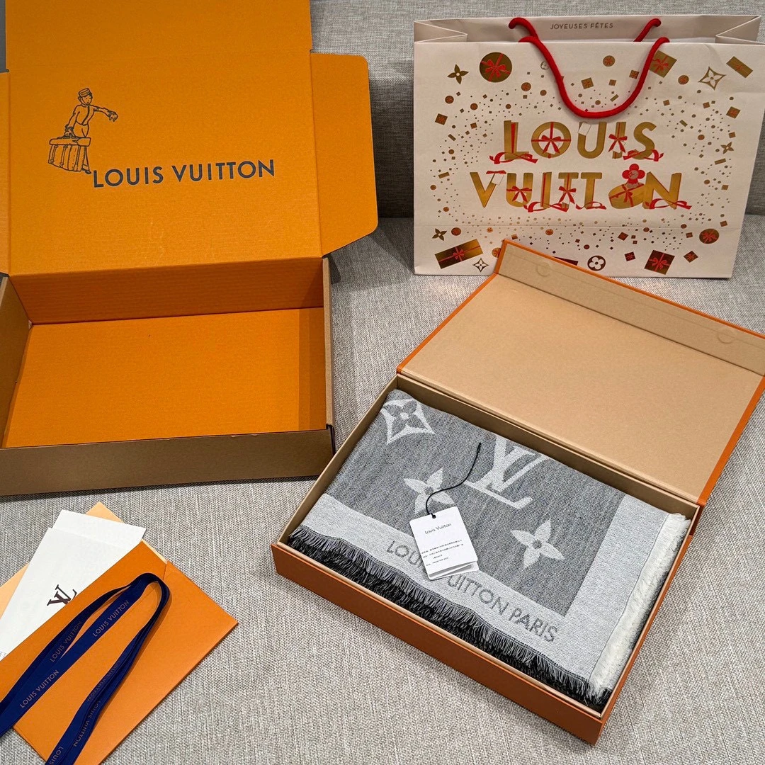 LOUIS VUITTON Женская шаль Monogram MP2412 LOUIS VUITTON Женская шаль Monogram MP2412