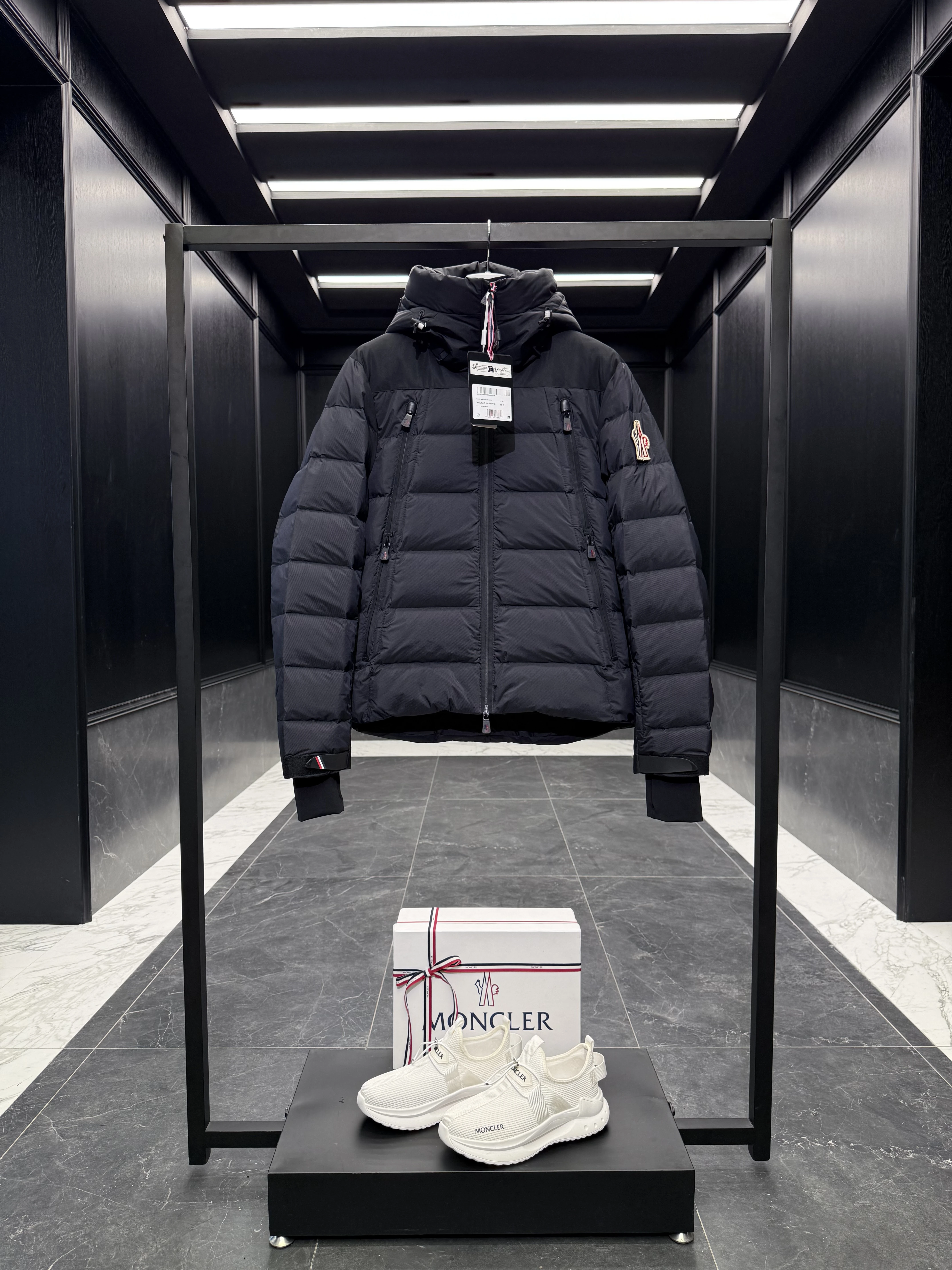 MONCLER Мужской пуховик Grenoble Camurac MONCLER Мужской пуховик Grenoble Camurac