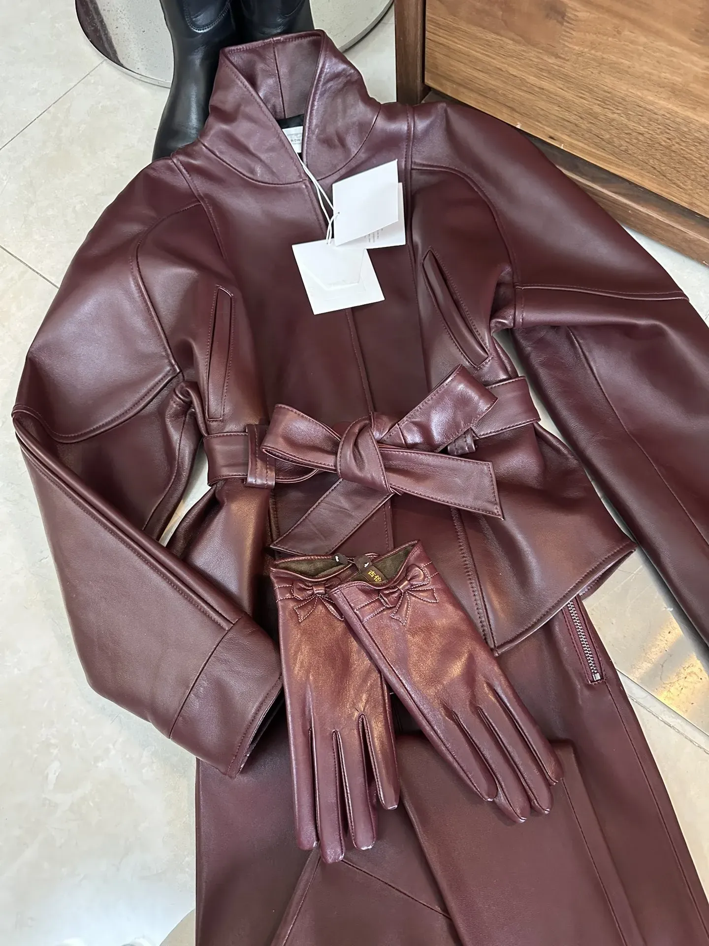 THE ROW Женская кожаная куртка с поясом бордовая THE ROW Женская кожаная куртка с поясом бордовая