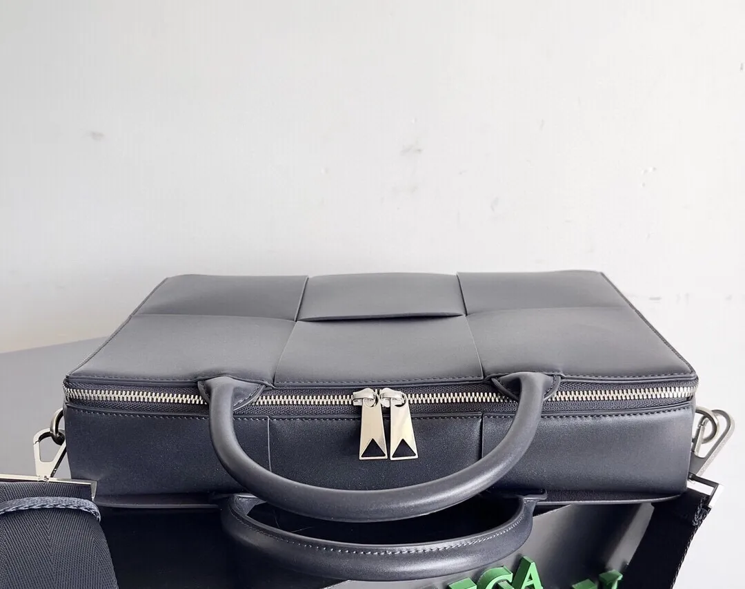 BOTTEGA VENETA Мужской Портфель с ремнем
