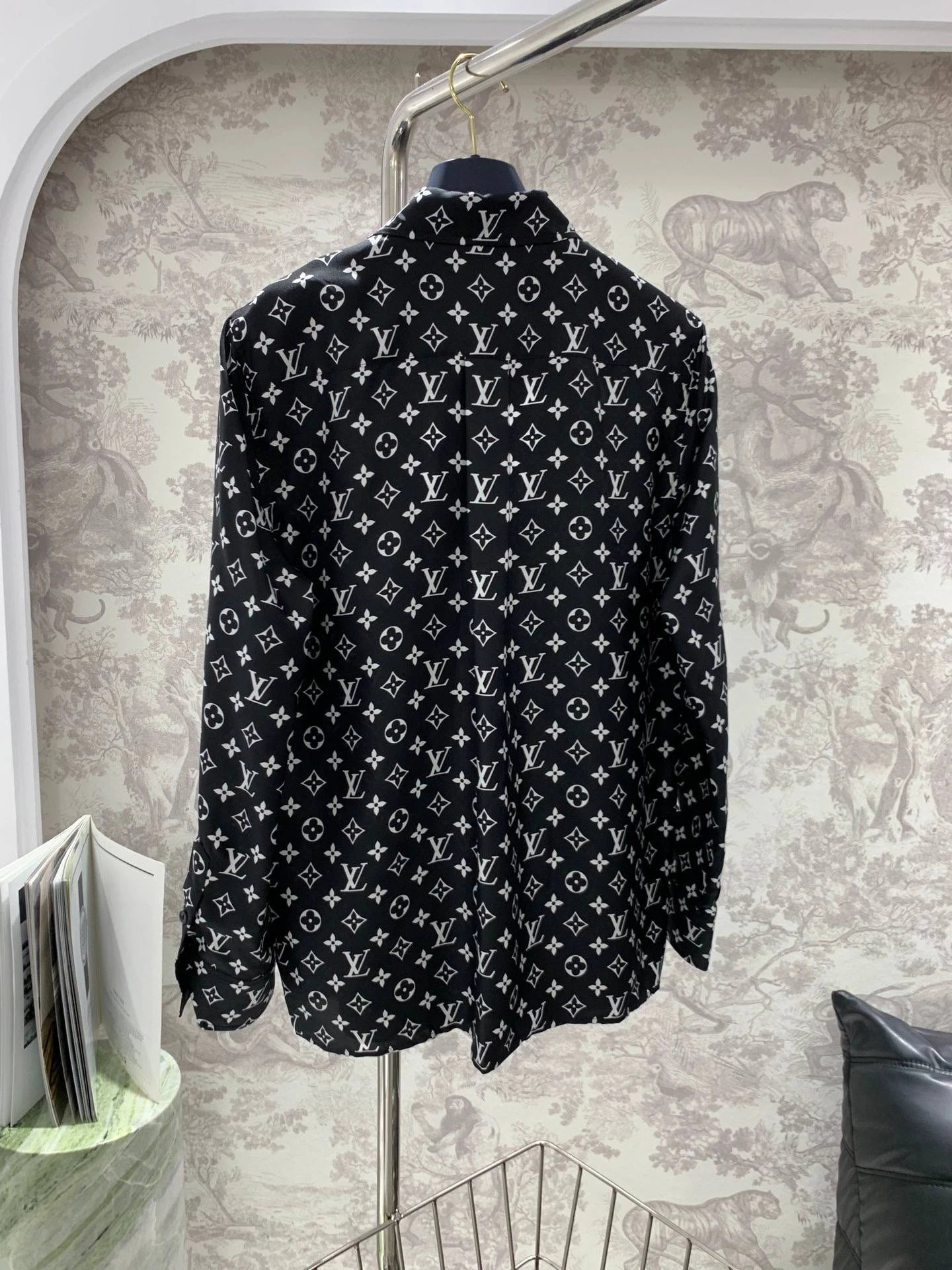 LOUIS VUITTON Женская рубашка чёрная с контрастным белым повторяющимся мотивом Monogram LOUIS VUITTON Женская рубашка чёрная с контрастным белым повторяющимся мотивом Monogram