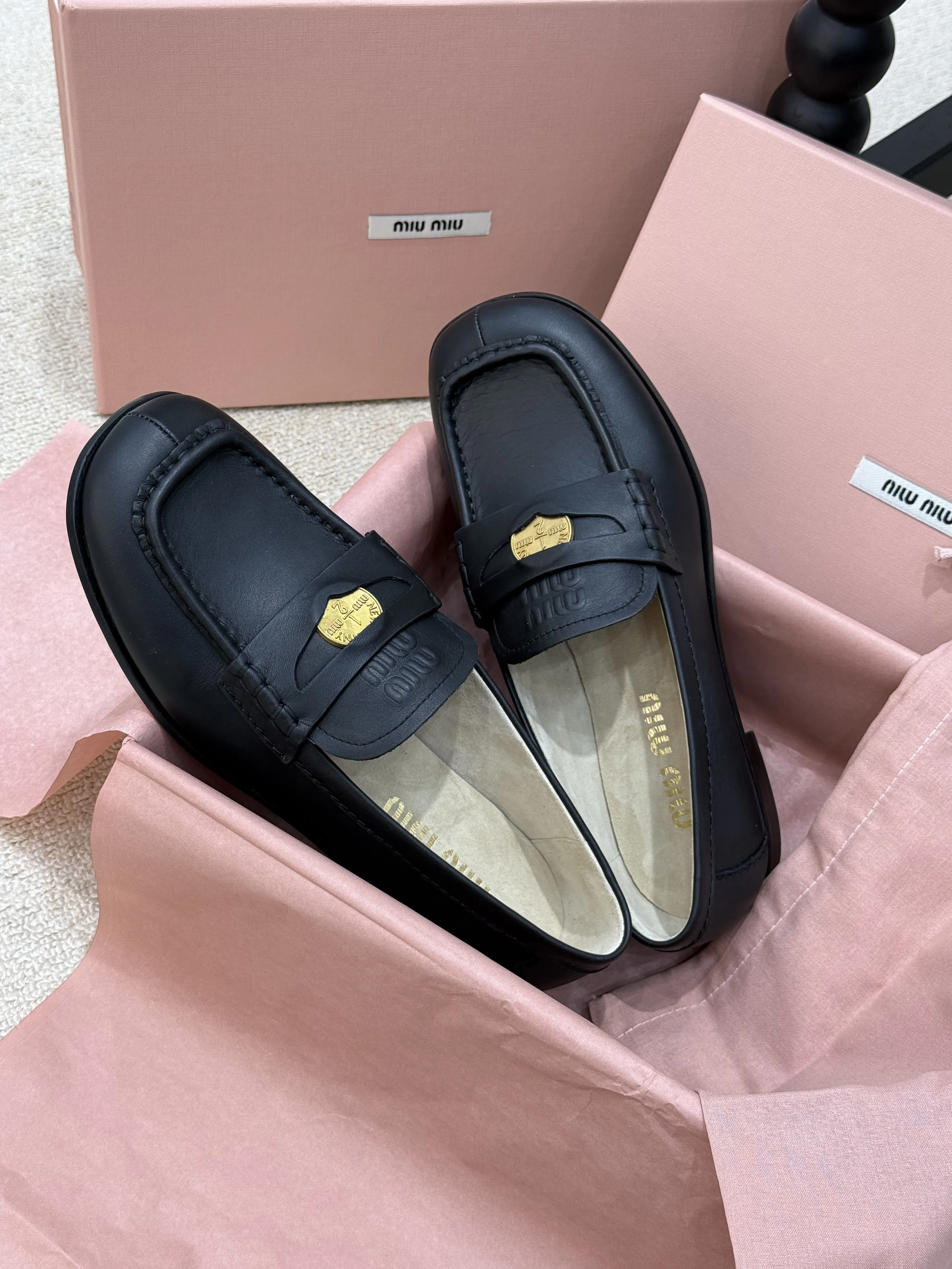 MIU MIU Женские лоферы из импортной телячьей кожи с изысканной золотой монетой