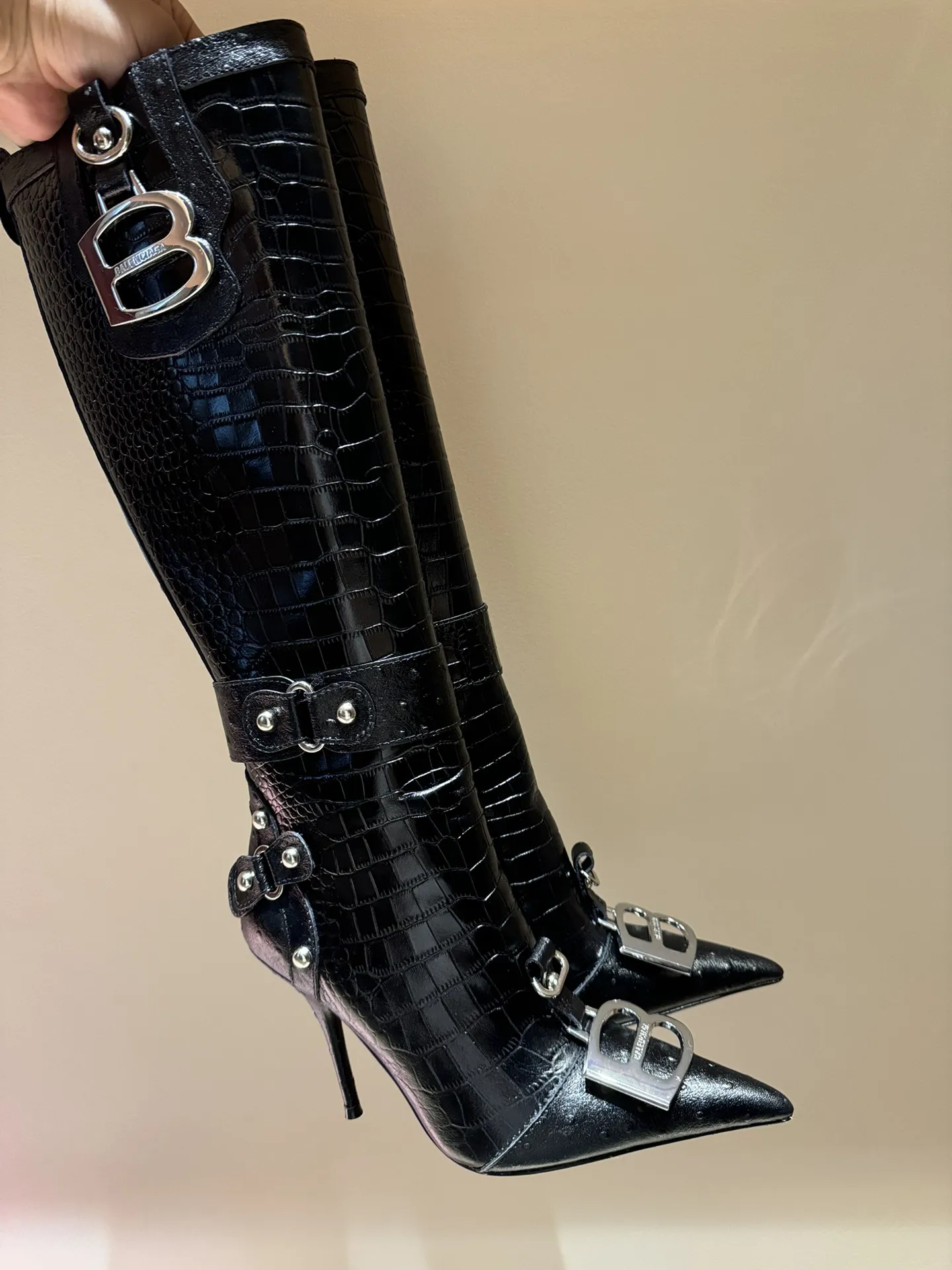 BALENCIAGA Женские сапоги из коровьей кожи BALENCIAGA Женские сапоги из коровьей кожи