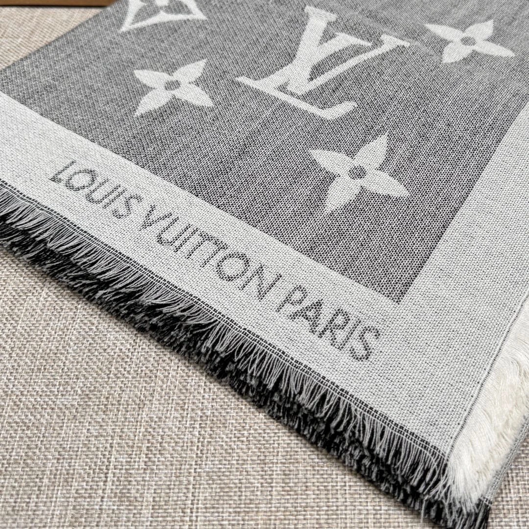 LOUIS VUITTON Женская шаль Monogram MP2412 LOUIS VUITTON Женская шаль Monogram MP2412