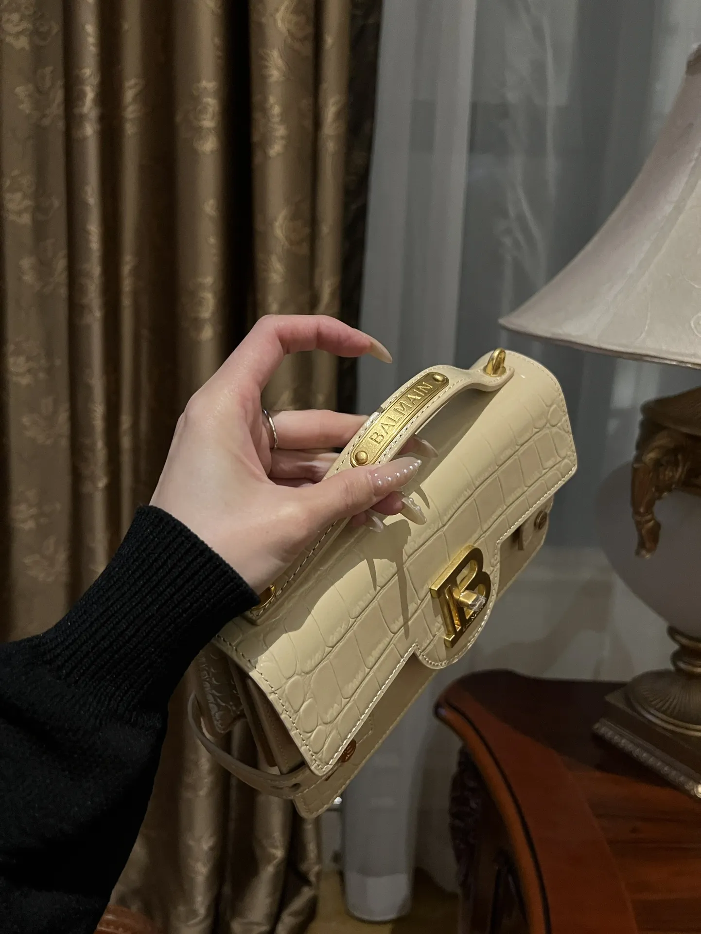 BALMAIN Женская сумка  B-Buzz 24 bag с тиснением BALMAIN Женская сумка  B-Buzz 24 bag с тиснением