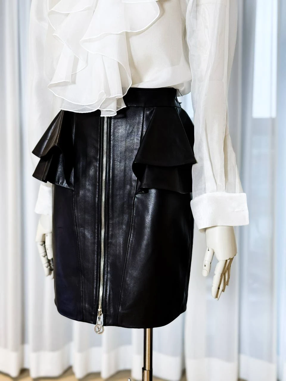 LOUIS VUITTON Женская кожаная юбка LOUIS VUITTON Женская кожаная юбка