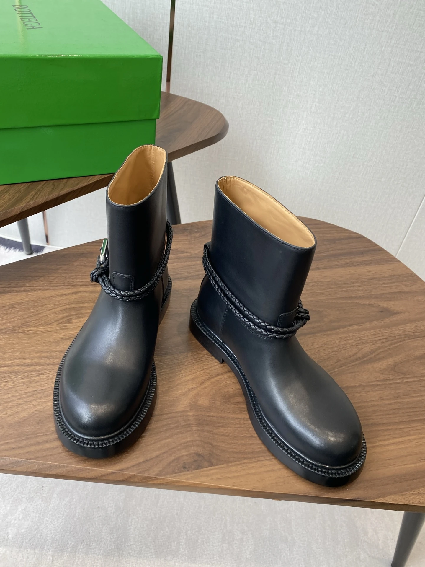 BOTTEGA VENETA Женские сапоги из телячьей кожи прямой формы BOTTEGA VENETA Женские сапоги из телячьей кожи прямой формы