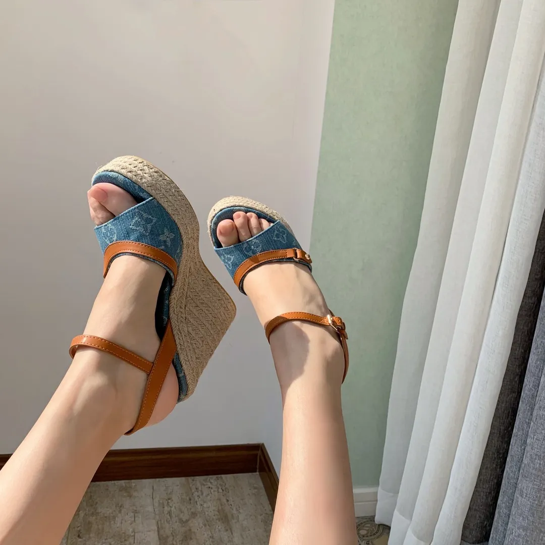 LOUIS VUITTON Босоножки женские  LOUIS VUITTON Босоножки женские