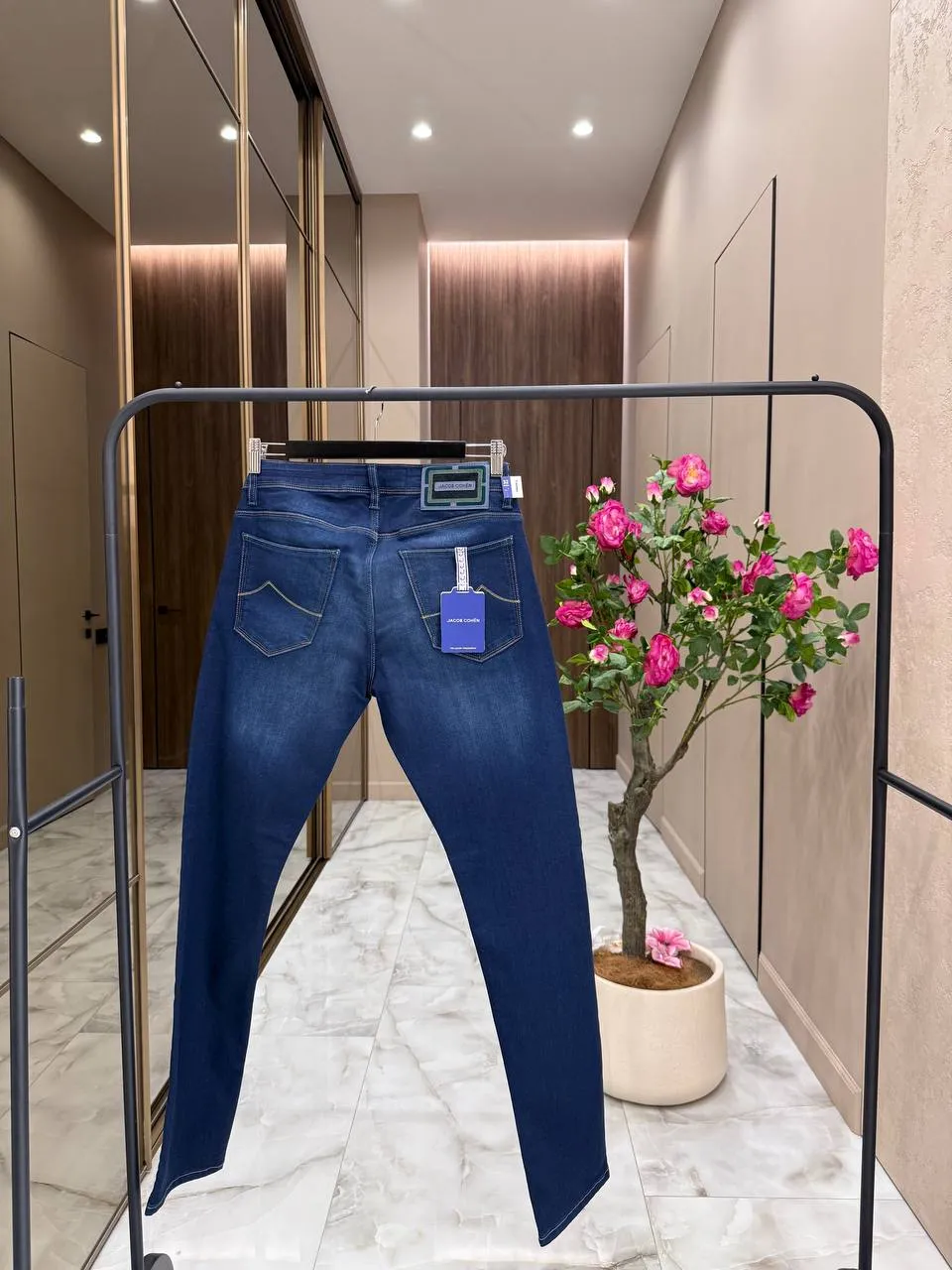 JACOB COHEN Мужские джинсы в синем цвете с вышивкой JACOB COHEN Мужские джинсы в синем цвете с вышивкой