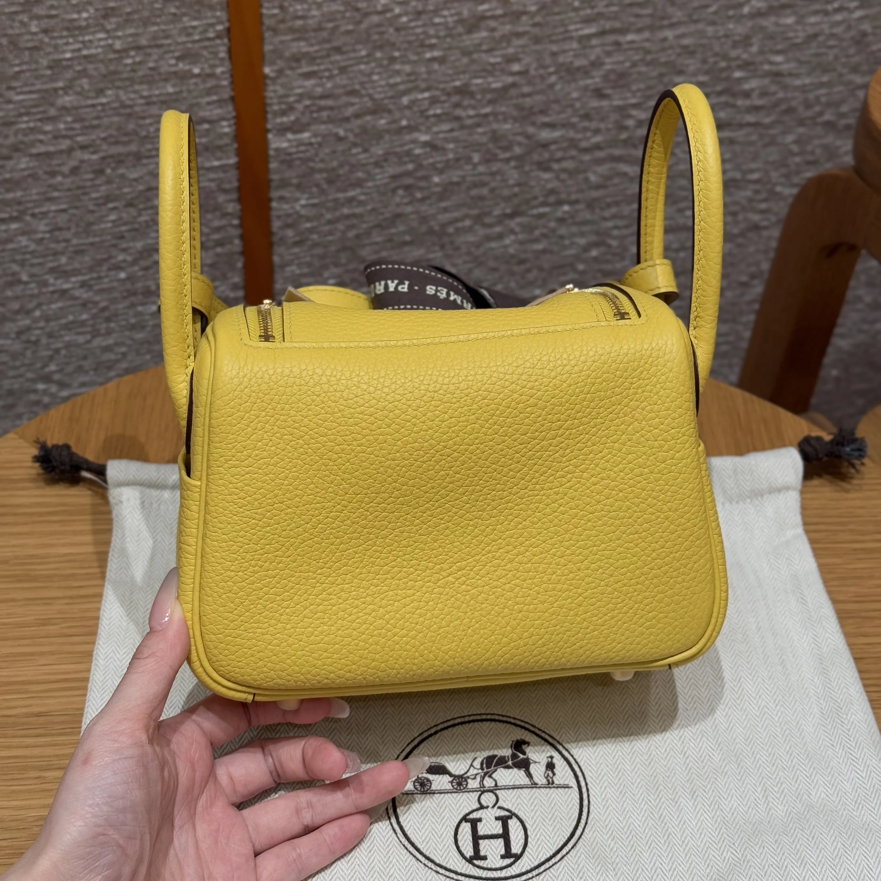 HERMES Женская сумка Lindy 19 см 9O Clemence HERMES Женская сумка Lindy 19 см 9O Clemence