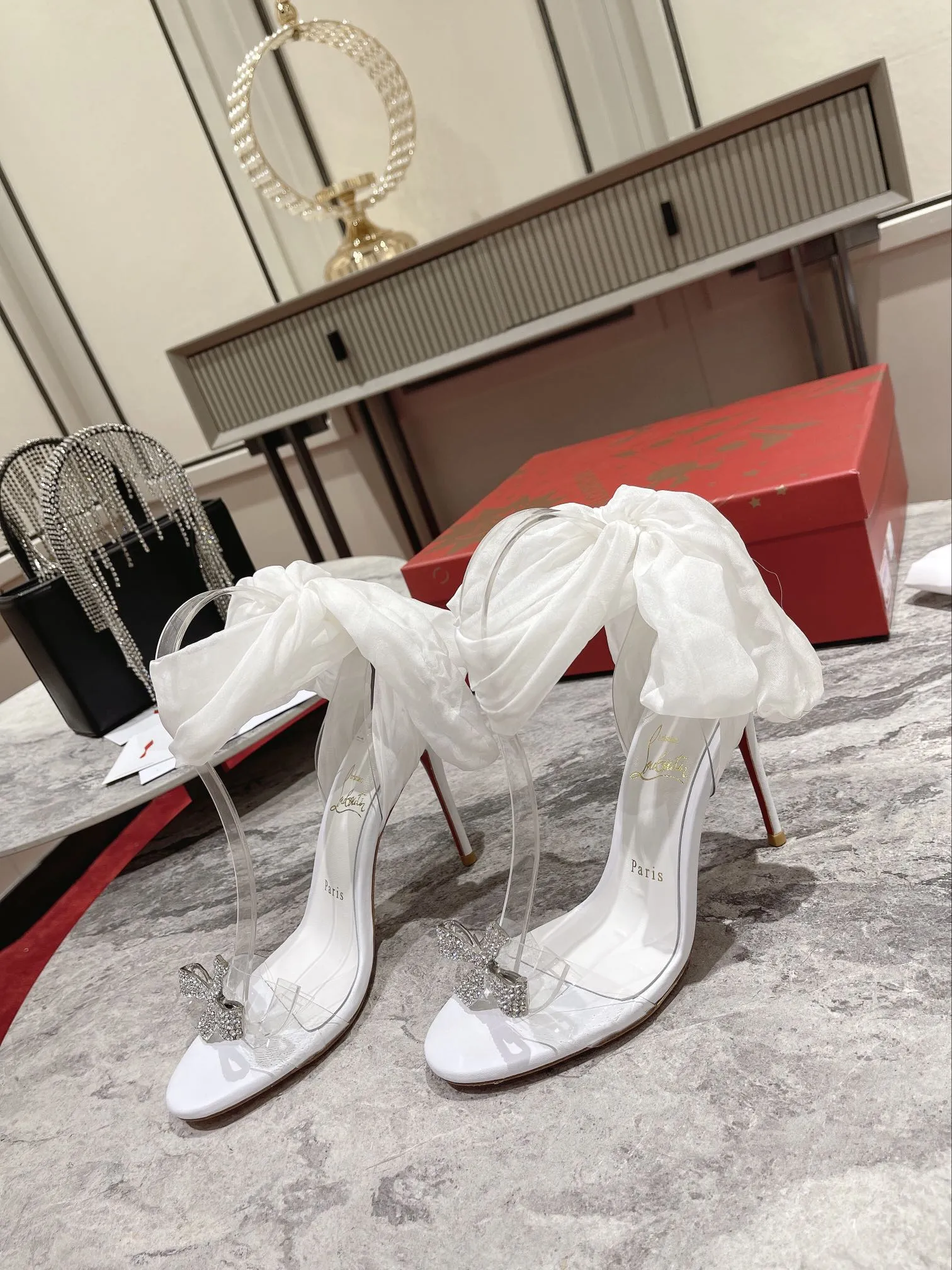 CHRISTIAN LOUBOUTIN Женские босоножки