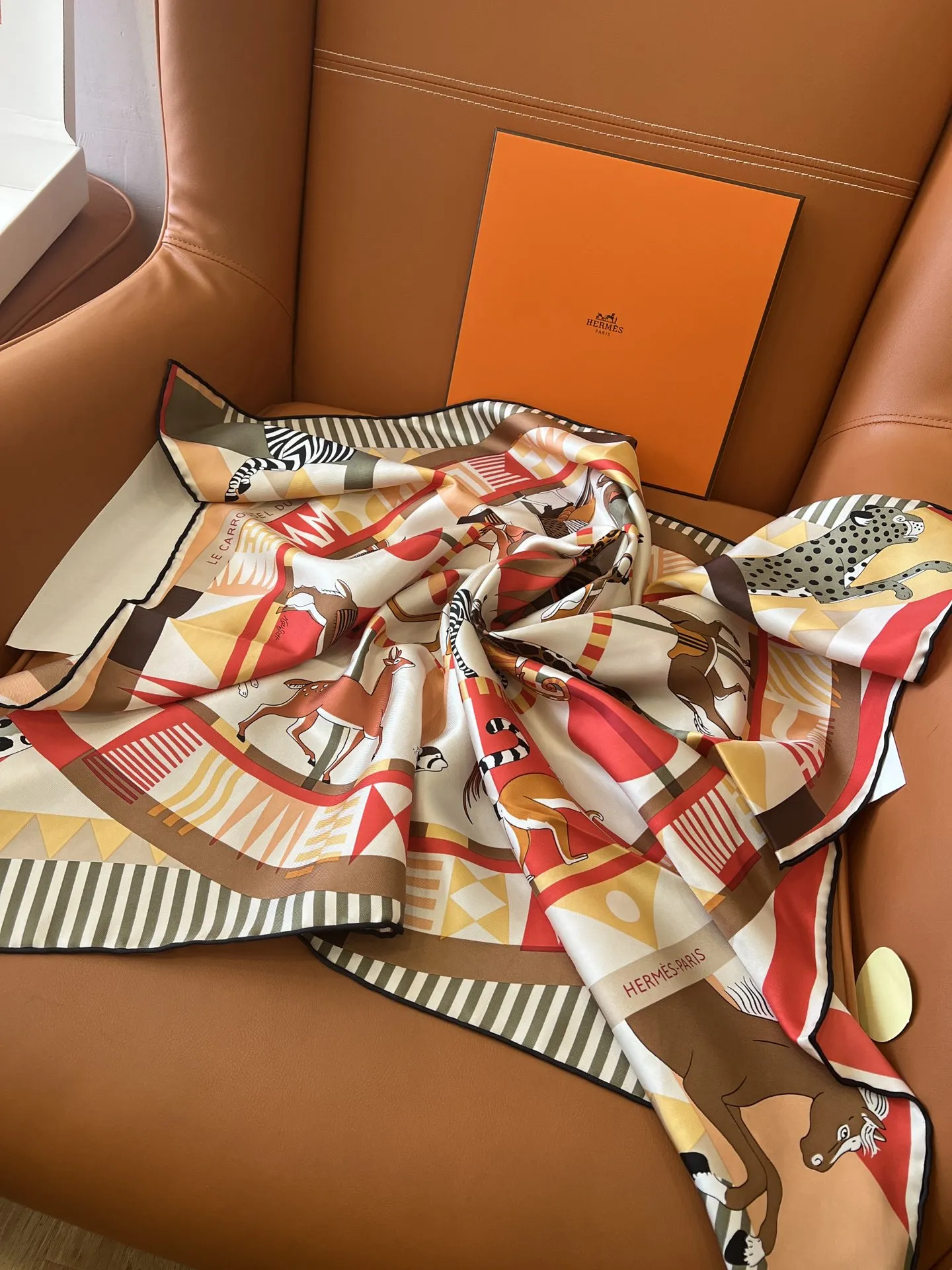 HERMES Женский платок Carré 90 Le Carrousel du Tigre Royal HERMES Женский платок Carré 90 Le Carrousel du Tigre Royal