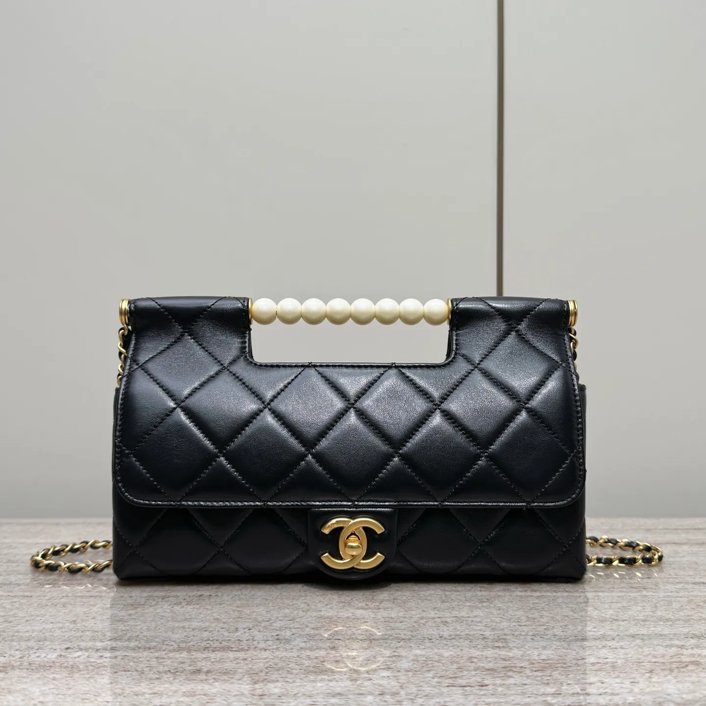 CHANEL Женская сумка 25P с жемчужной ручкой CHANEL Женская сумка 25P с жемчужной ручкой