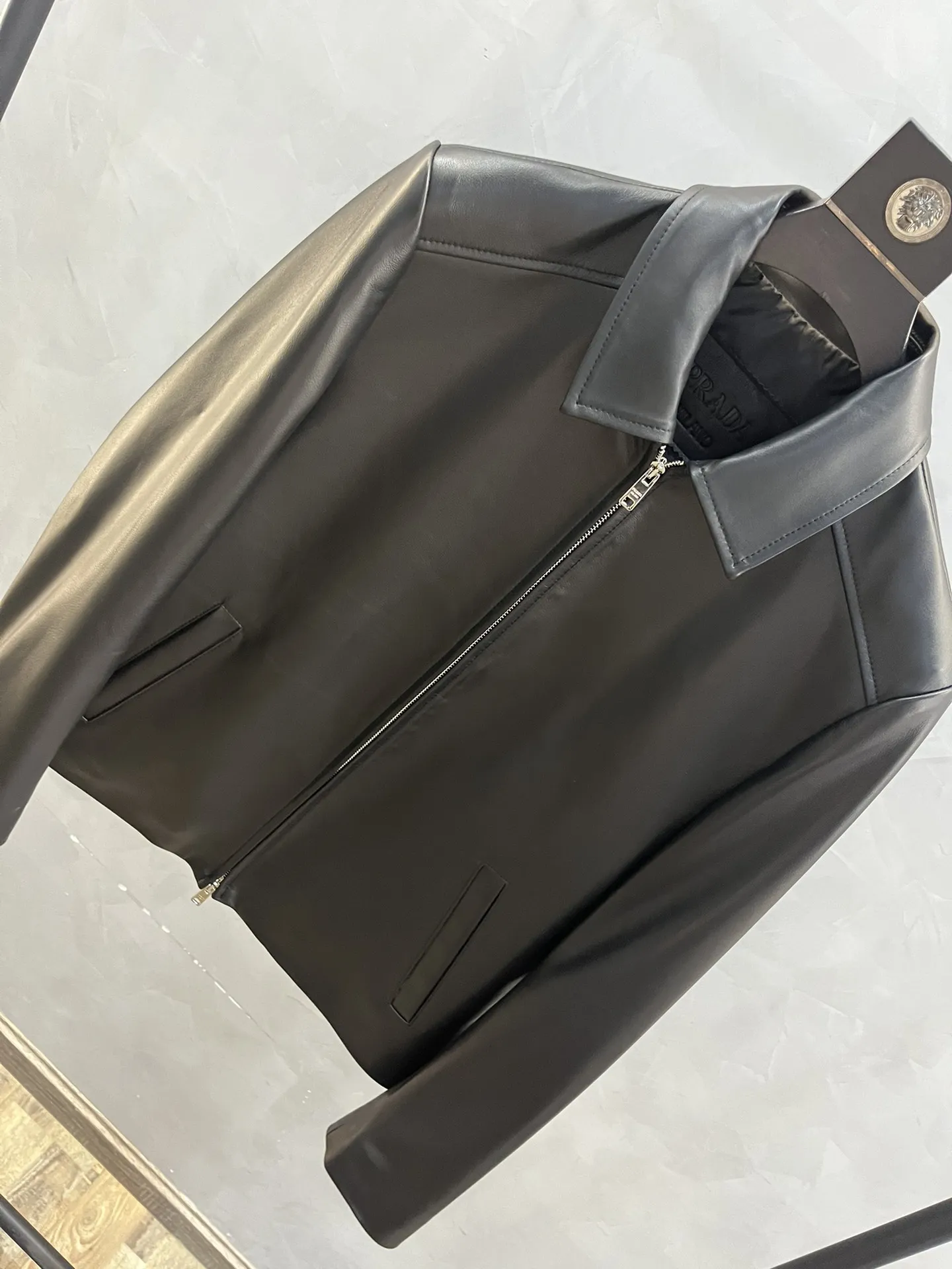 PRADA Мужская кожаная куртка минималистичная с воротником