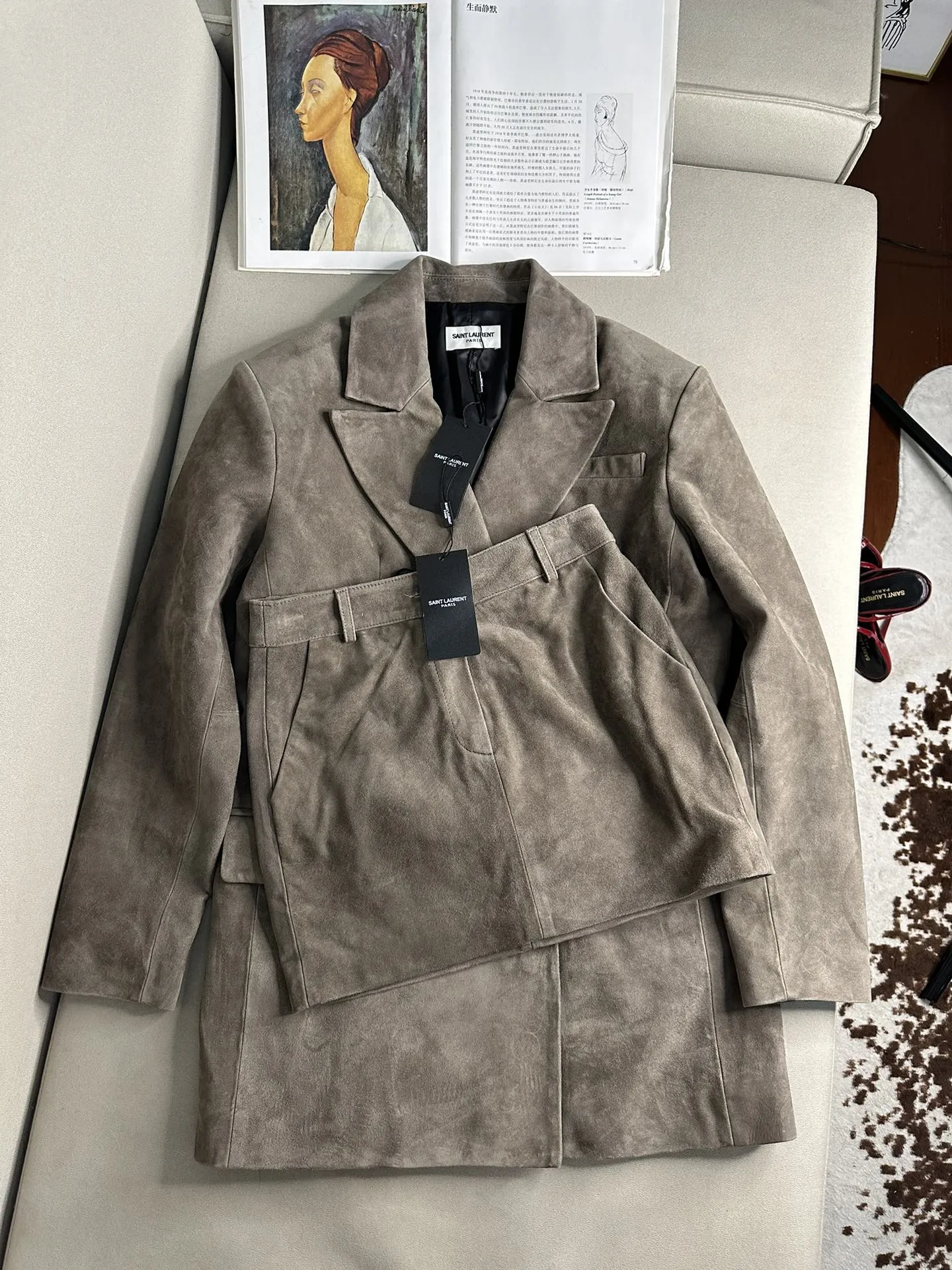 SAINT LAURENT Женский костюм из замши SAINT LAURENT Женский костюм из замши